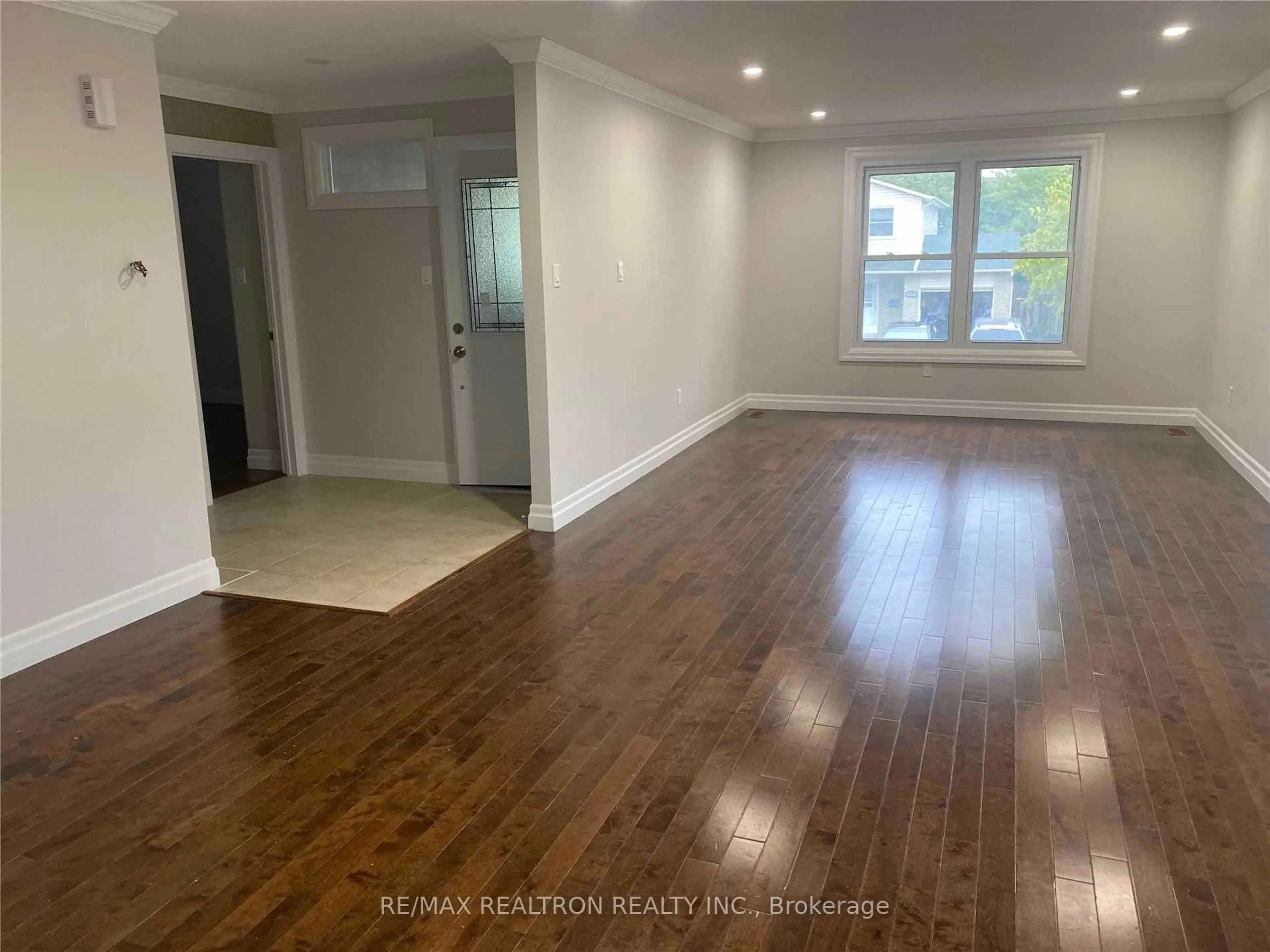 A pic of a room for 222 Currey Cres, Newmarket Ontario L3Y 5M9