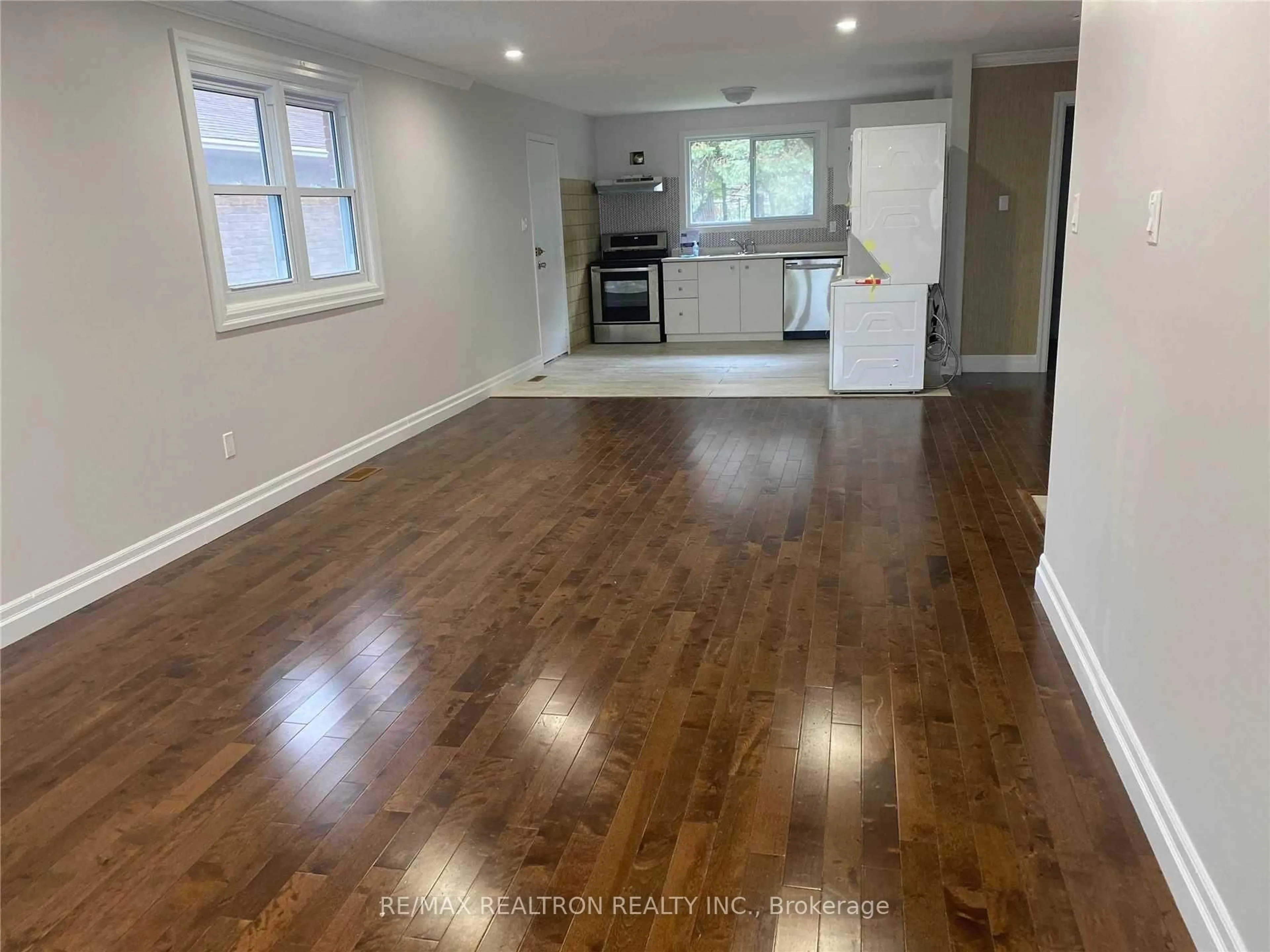 A pic of a room for 222 Currey Cres, Newmarket Ontario L3Y 5M9