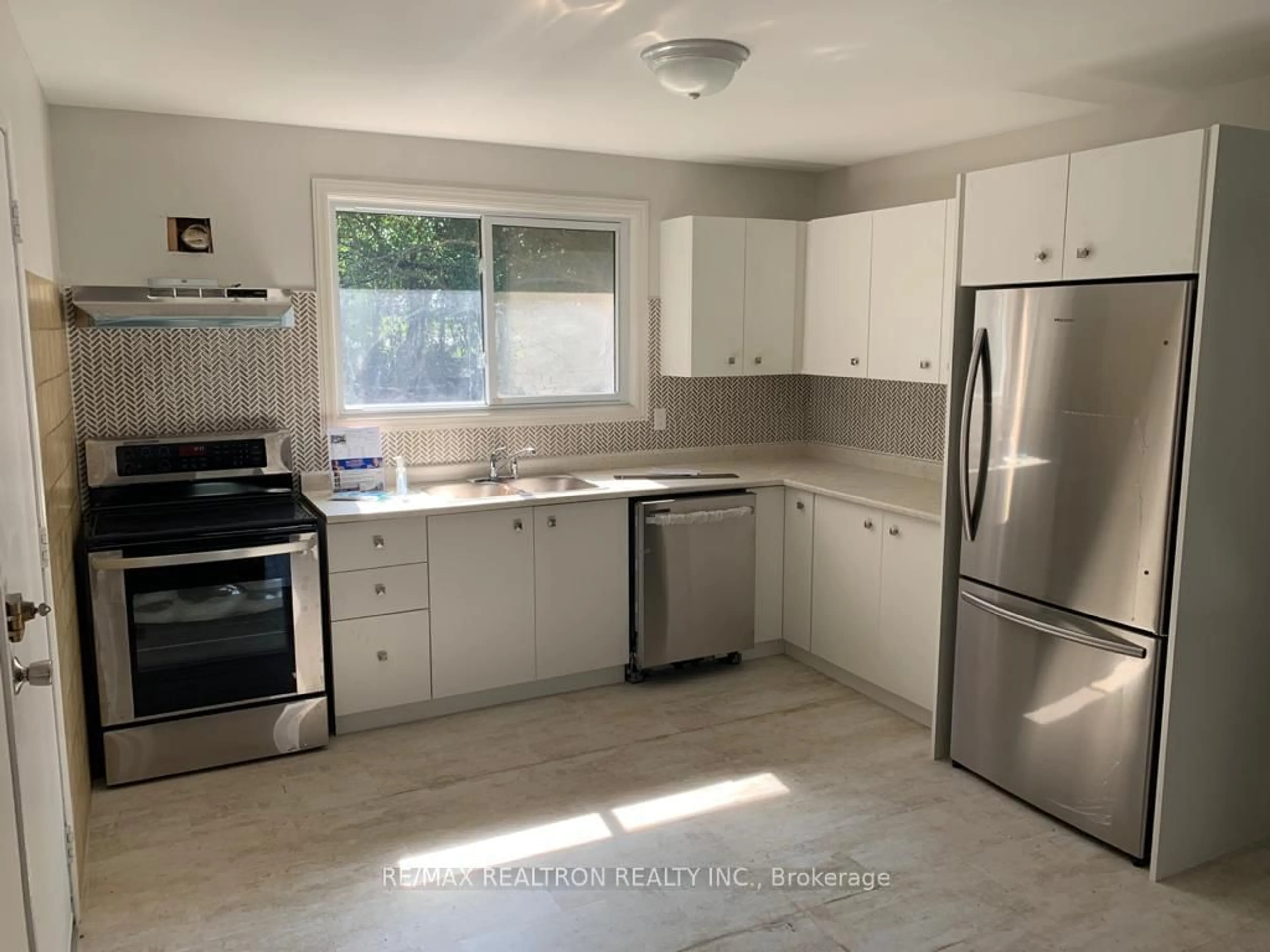 Standard kitchen, ceramic/tile floor for 222 Currey Cres, Newmarket Ontario L3Y 5M9