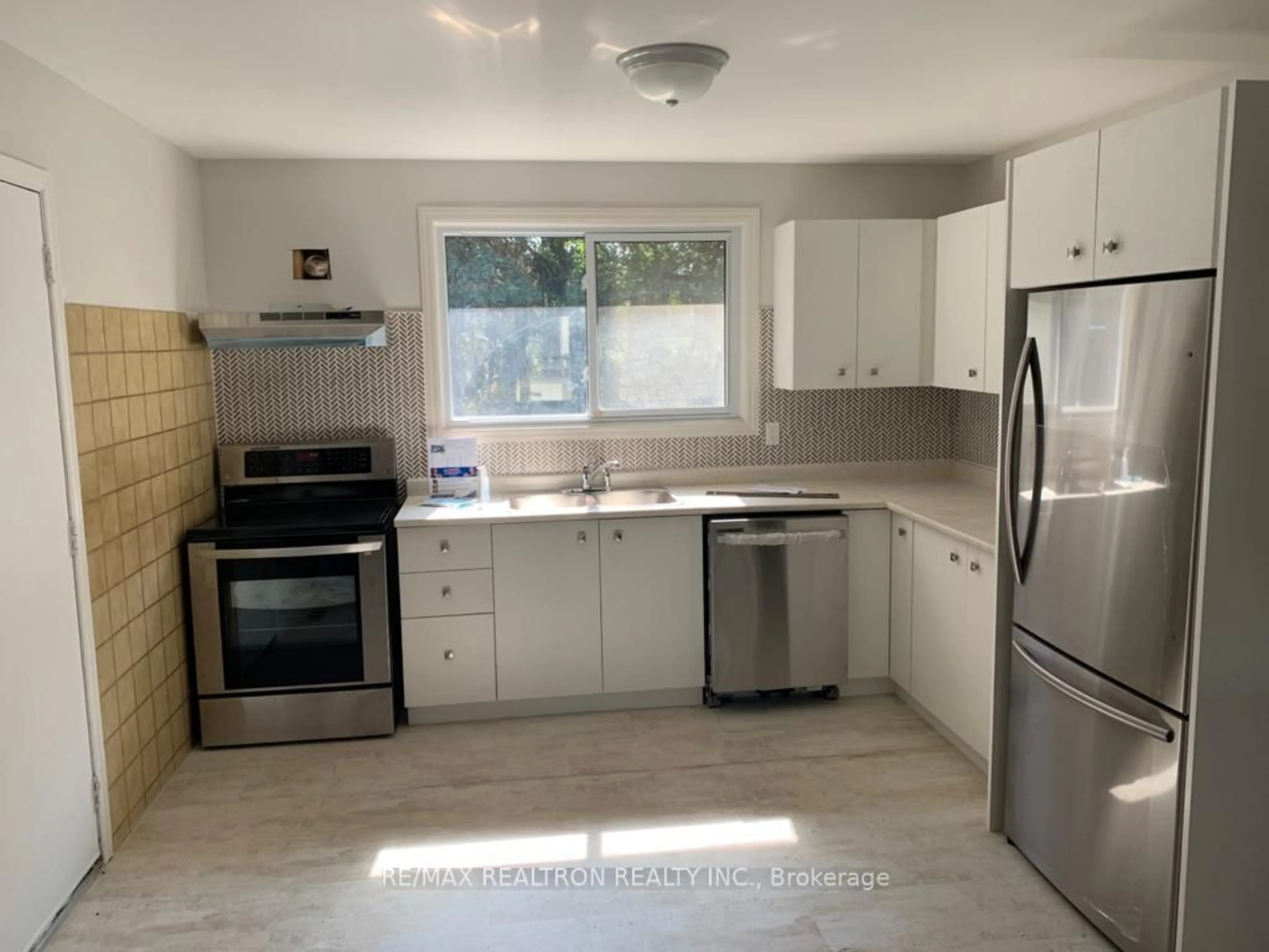 Standard kitchen, unknown for 222 Currey Cres, Newmarket Ontario L3Y 5M9