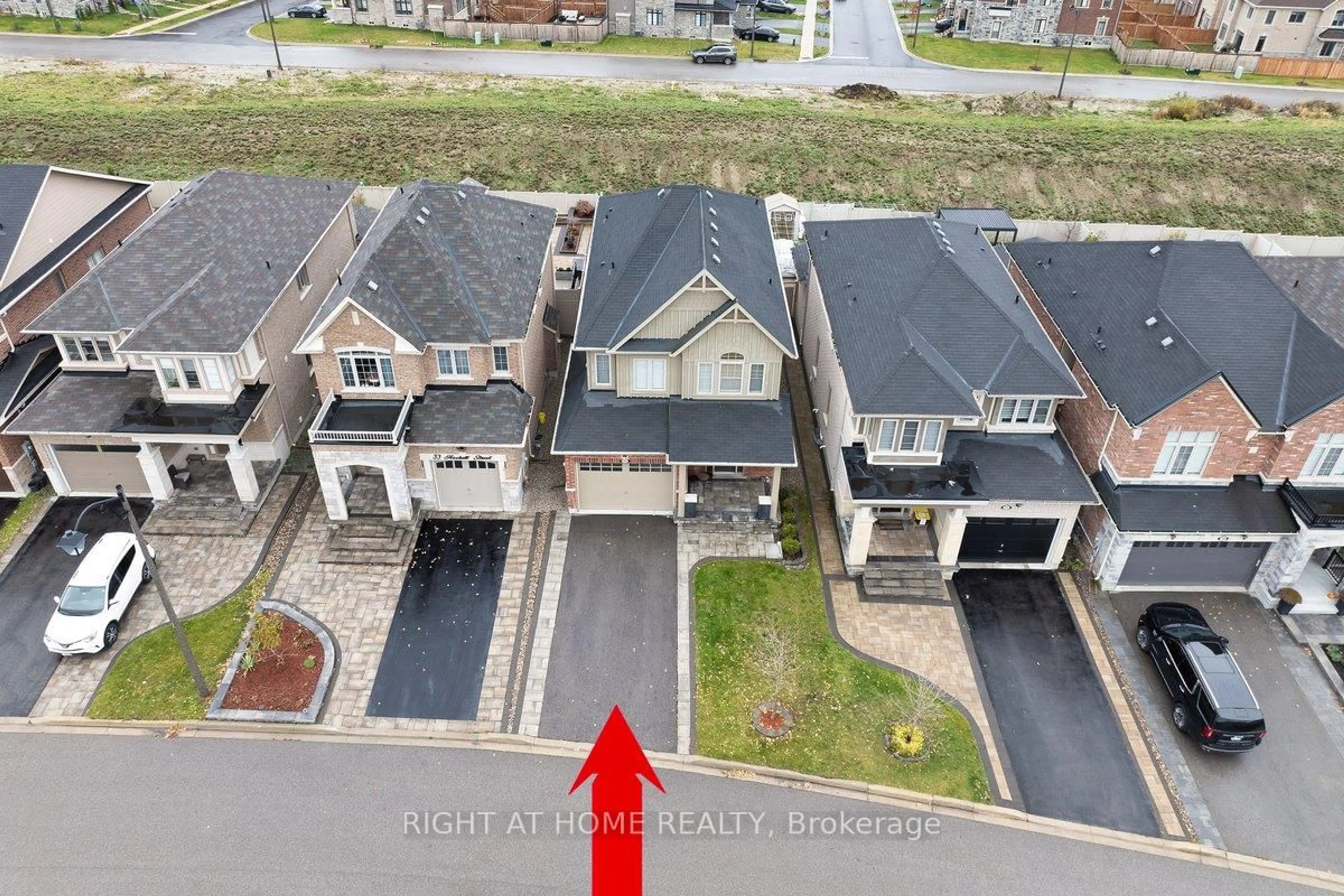 A pic from outside/outdoor area/front of a property/back of a property/a pic from drone, street for 35 Hackett St, East Gwillimbury Ontario L9N 0L6