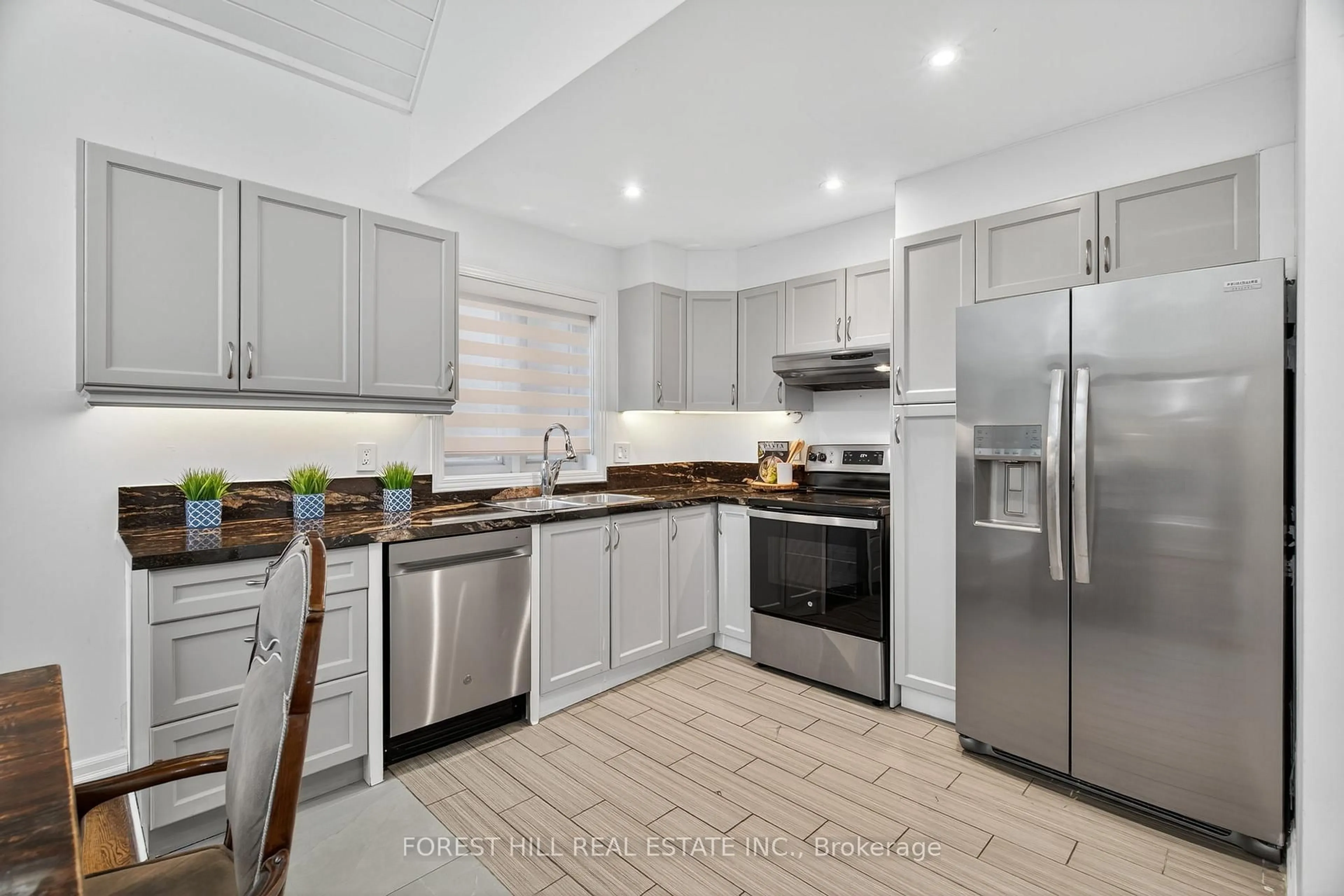 Open concept kitchen, ceramic/tile floor for 26 Elm Grove Ave, Richmond Hill Ontario L4E 2T1