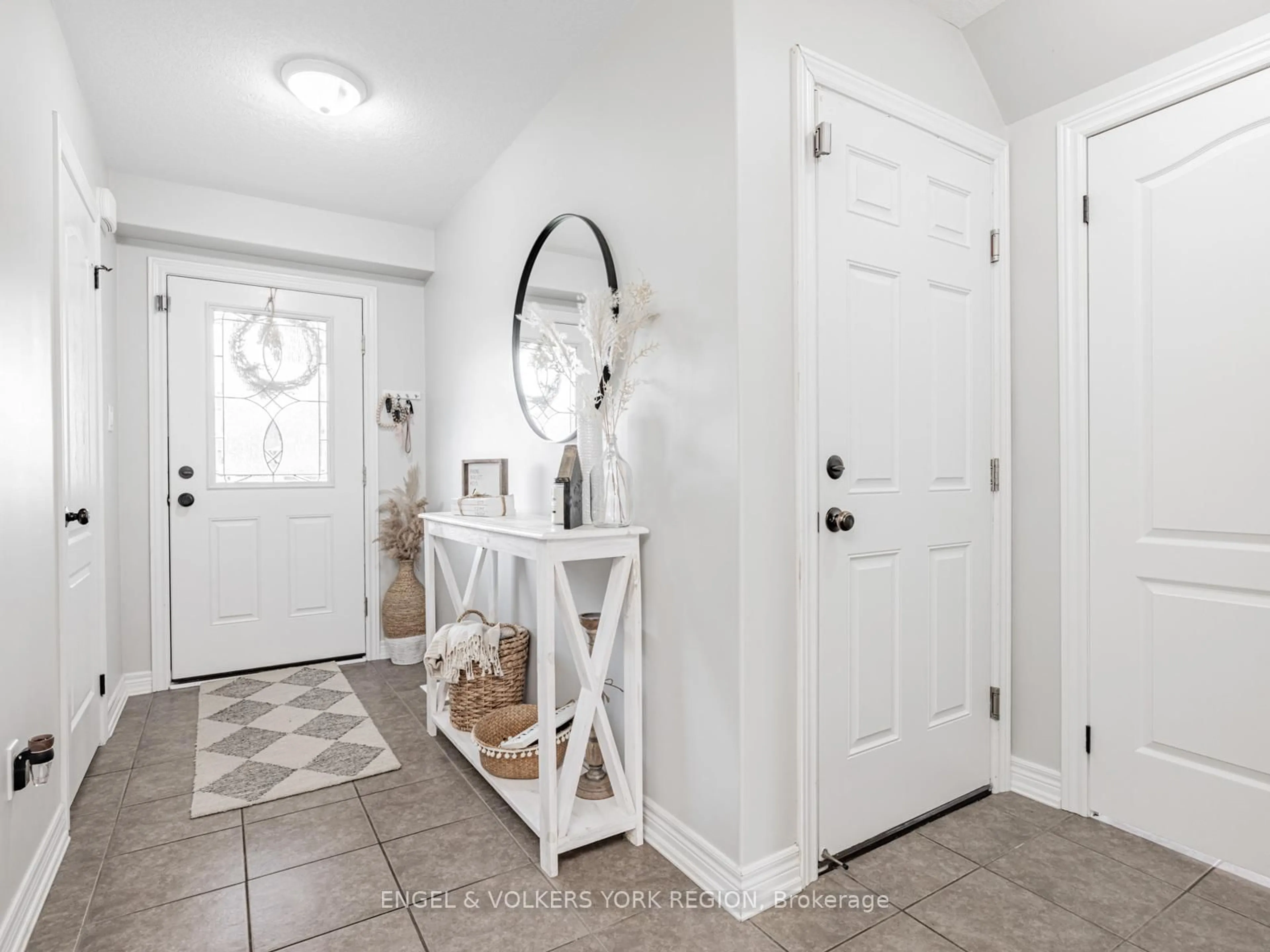 Indoor entryway for 176 Banting Cres, Essa Ontario L3W 0P3
