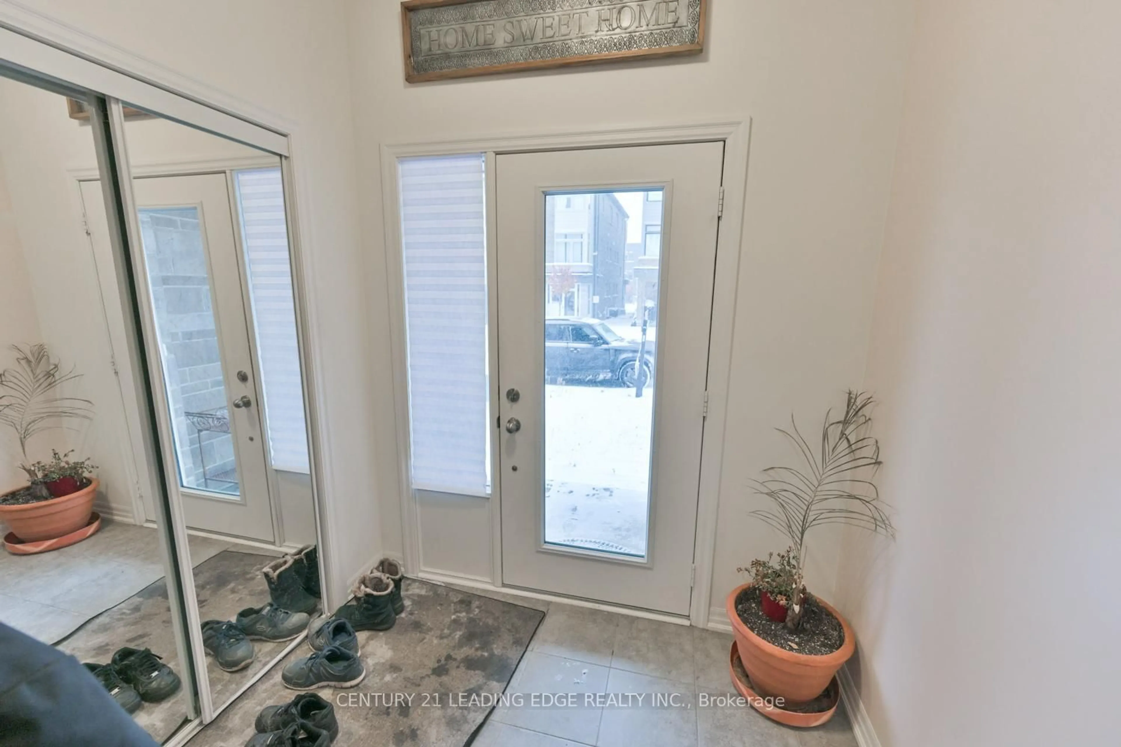 Indoor entryway for 231 Vivant St, Newmarket Ontario L3X 0K7
