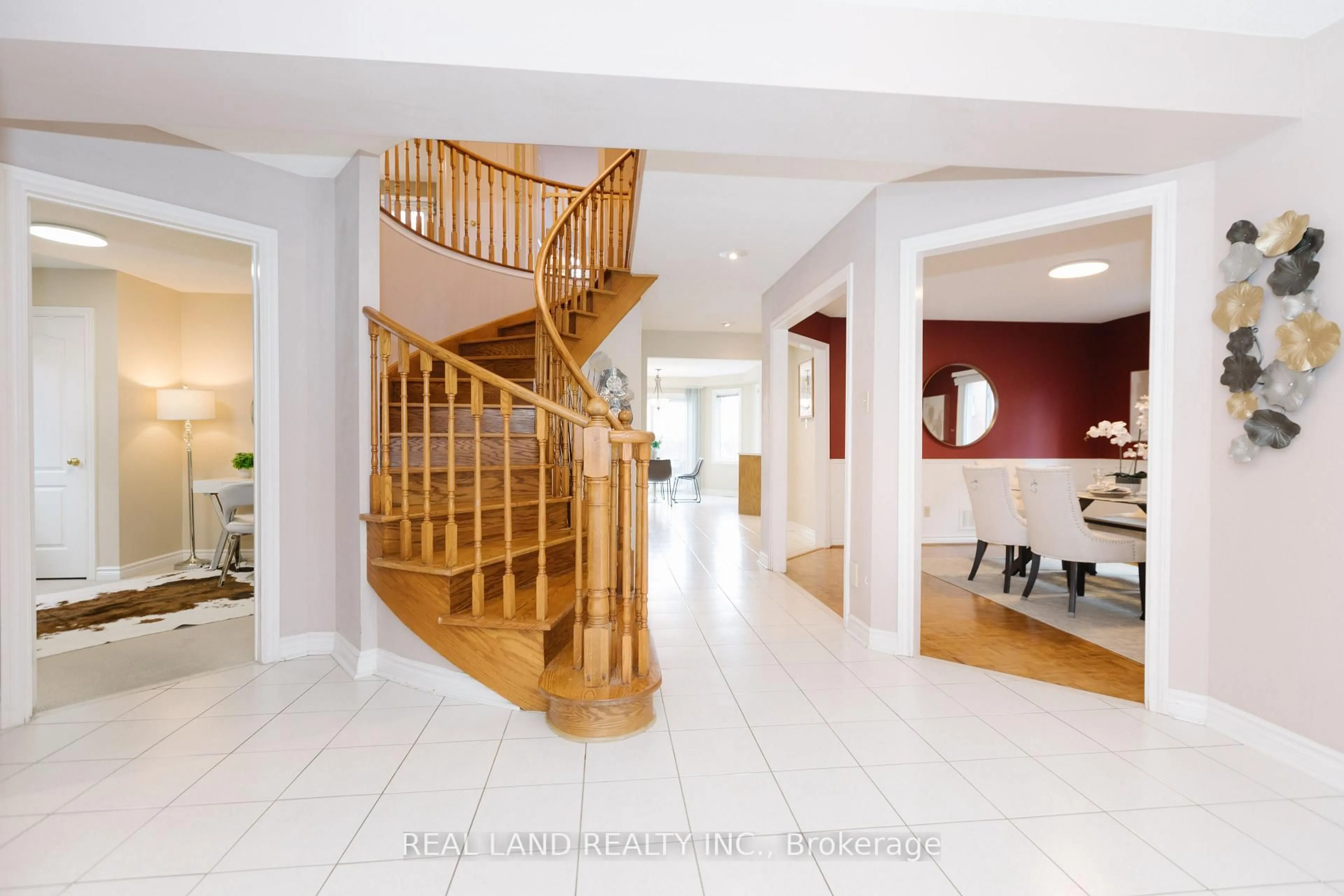 Indoor foyer for 6 Mcgee Cres, Aurora Ontario L4G 6L8