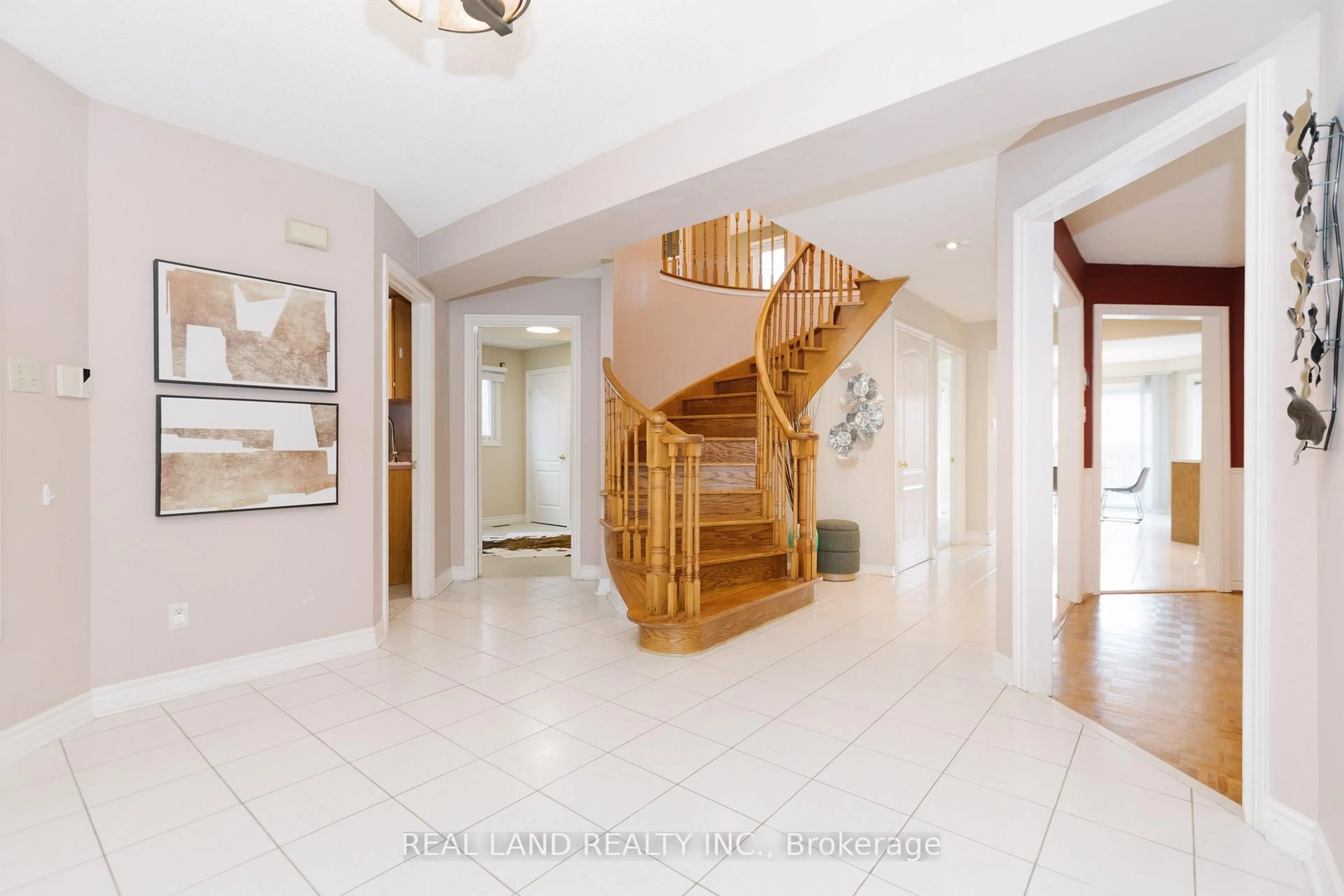 Indoor foyer for 6 Mcgee Cres, Aurora Ontario L4G 6L8
