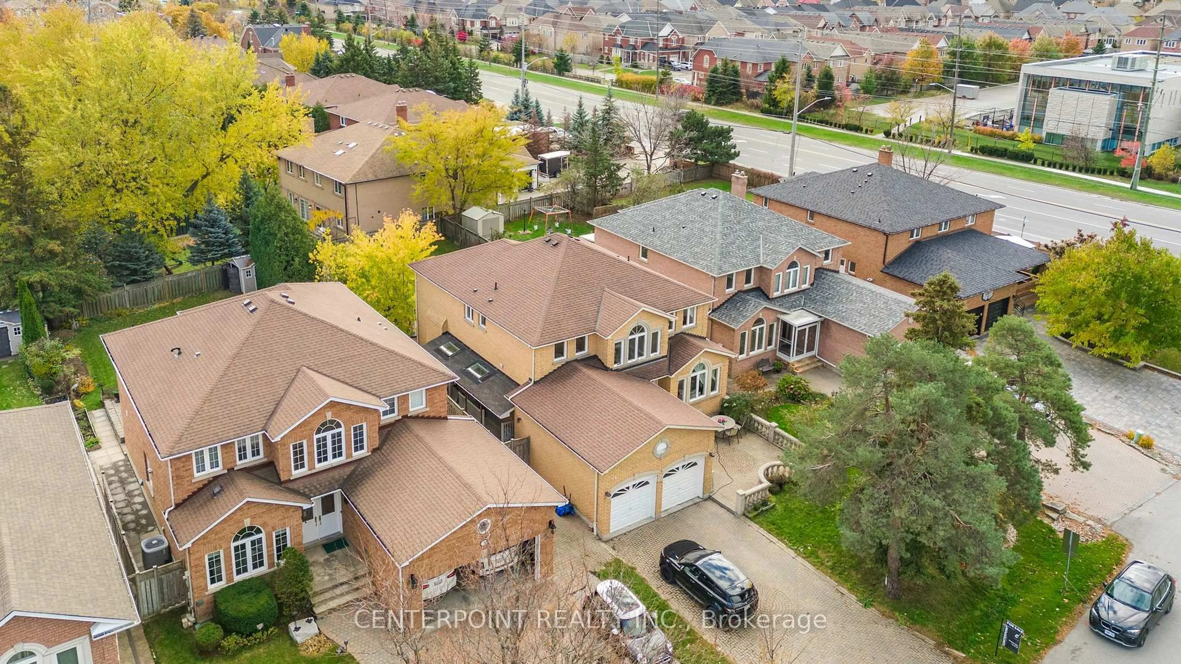 A pic from outside/outdoor area/front of a property/back of a property/a pic from drone, street for 277 Oxford St, Richmond Hill Ontario L4C 7V8