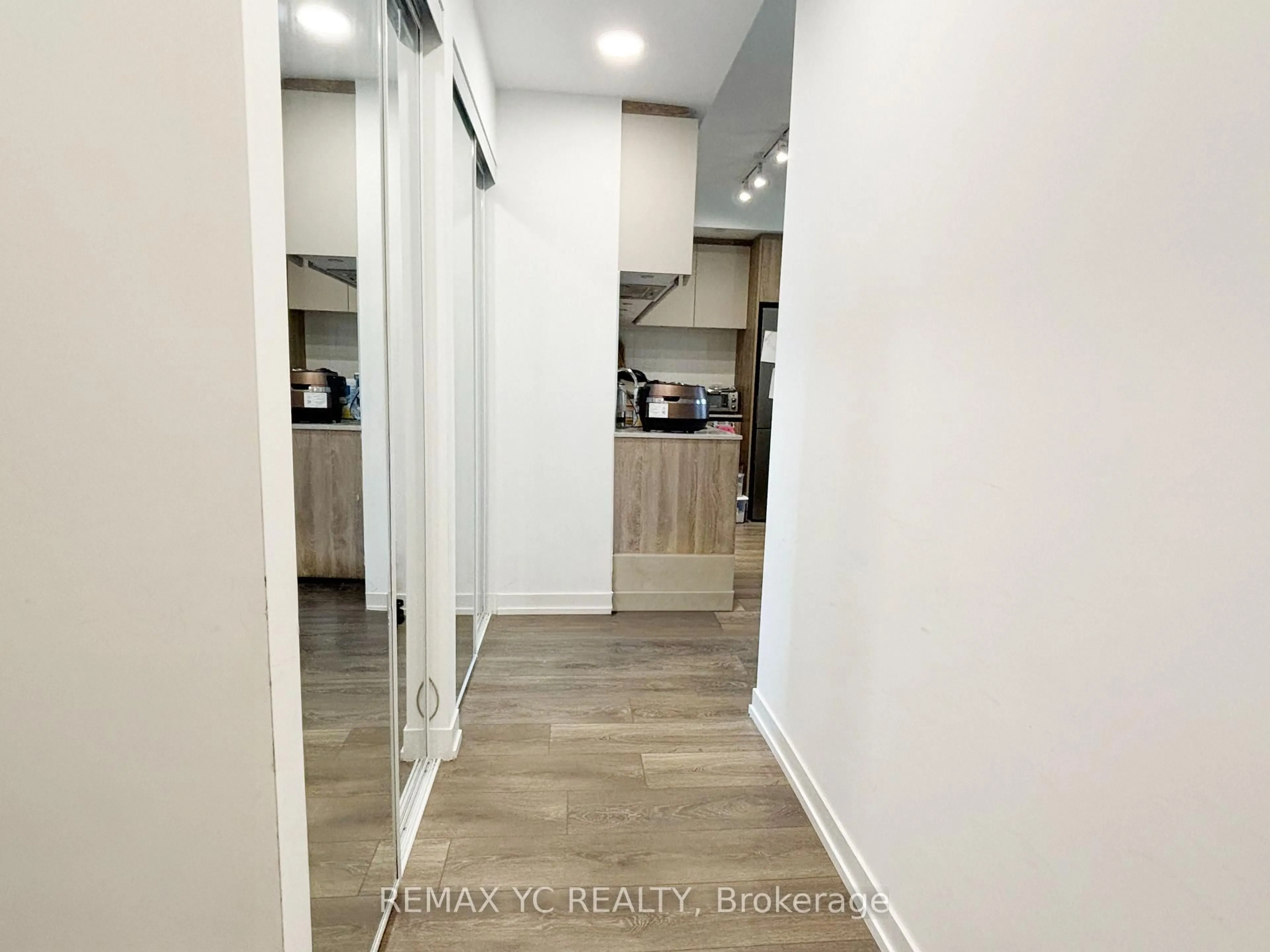 Indoor entryway for 8 Beverley Glen Blvd #324, Vaughan Ontario L4J 0L5