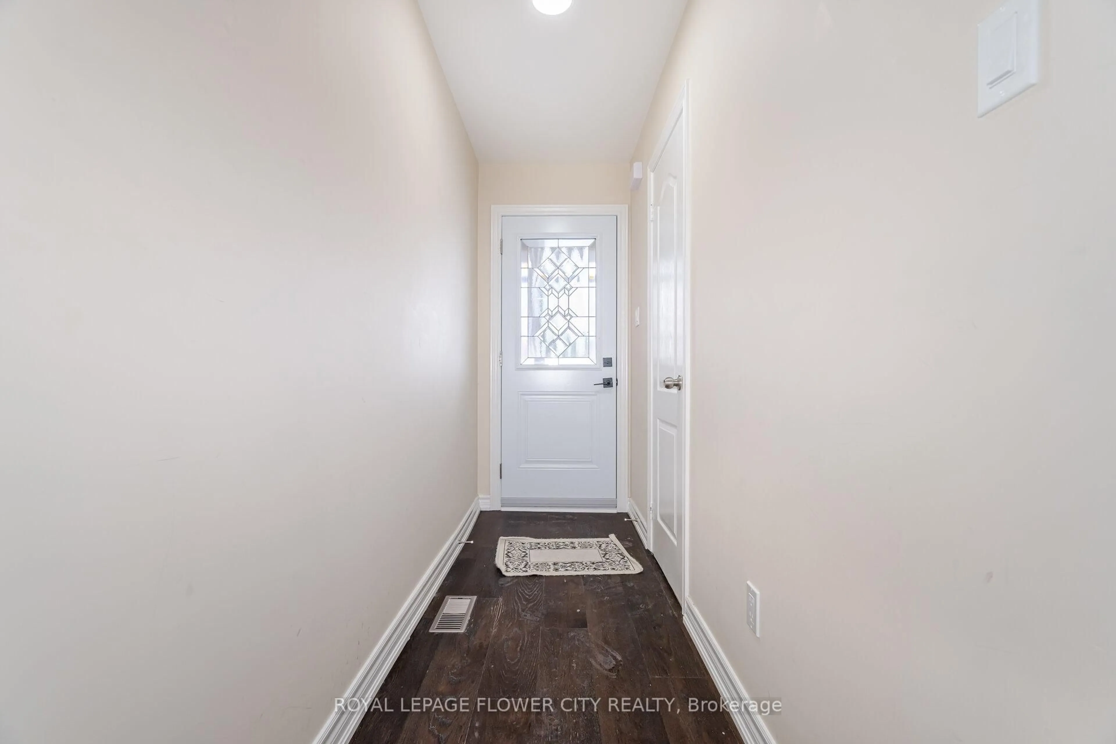 Indoor entryway for 68 Denton Circ, Vaughan Ontario L6A 2N4