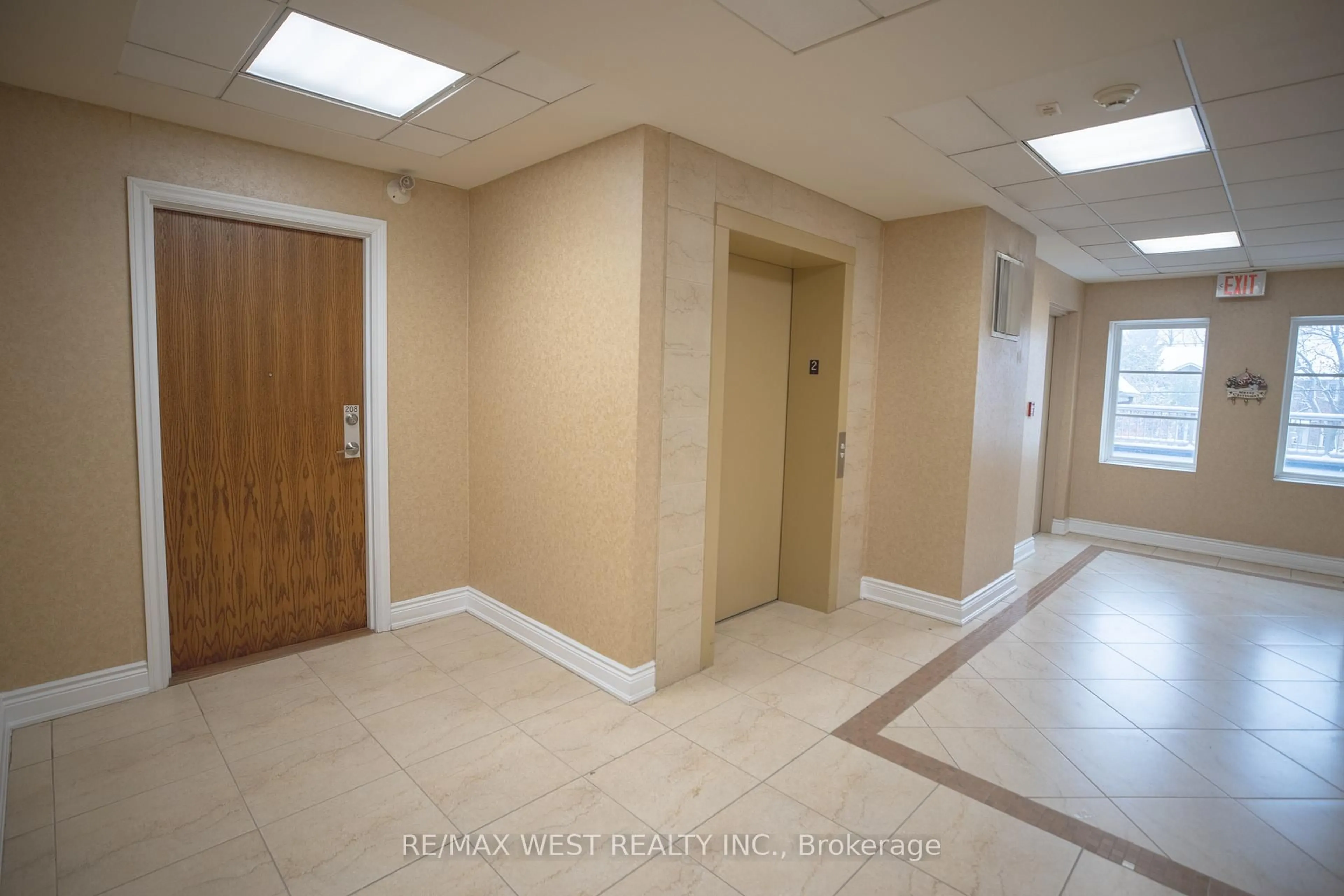 Indoor foyer for 9901 Keele St #208, Vaughan Ontario L6A 3Y5