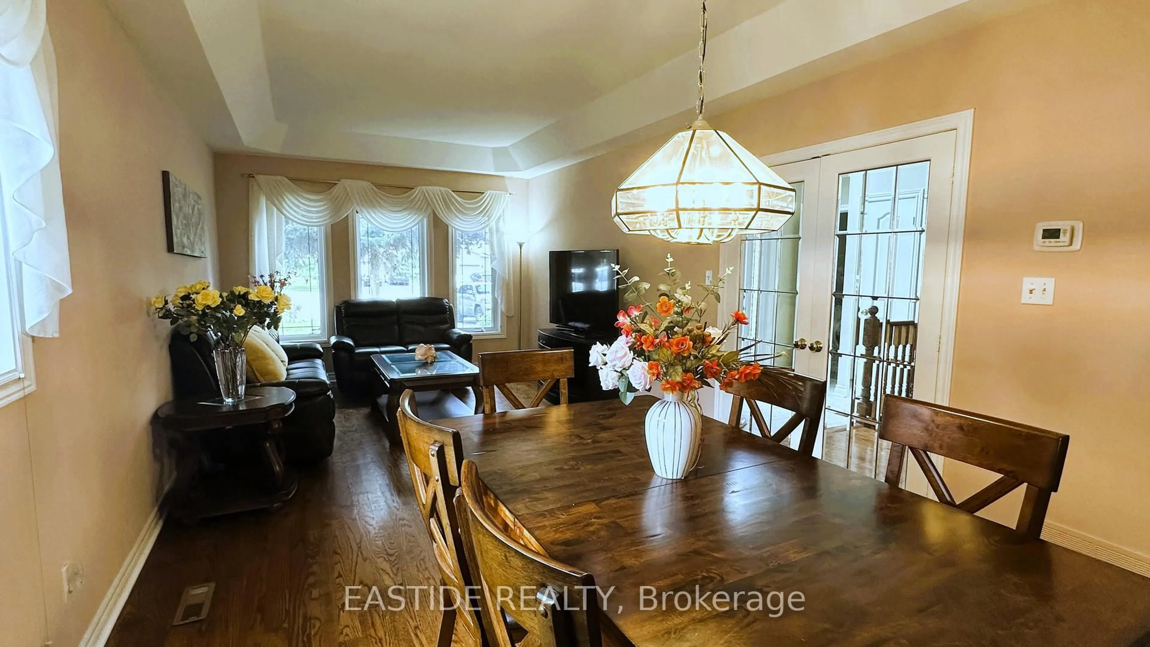 Dining room, unknown for 570 Roeder Crt, Newmarket Ontario L3Y 8C2