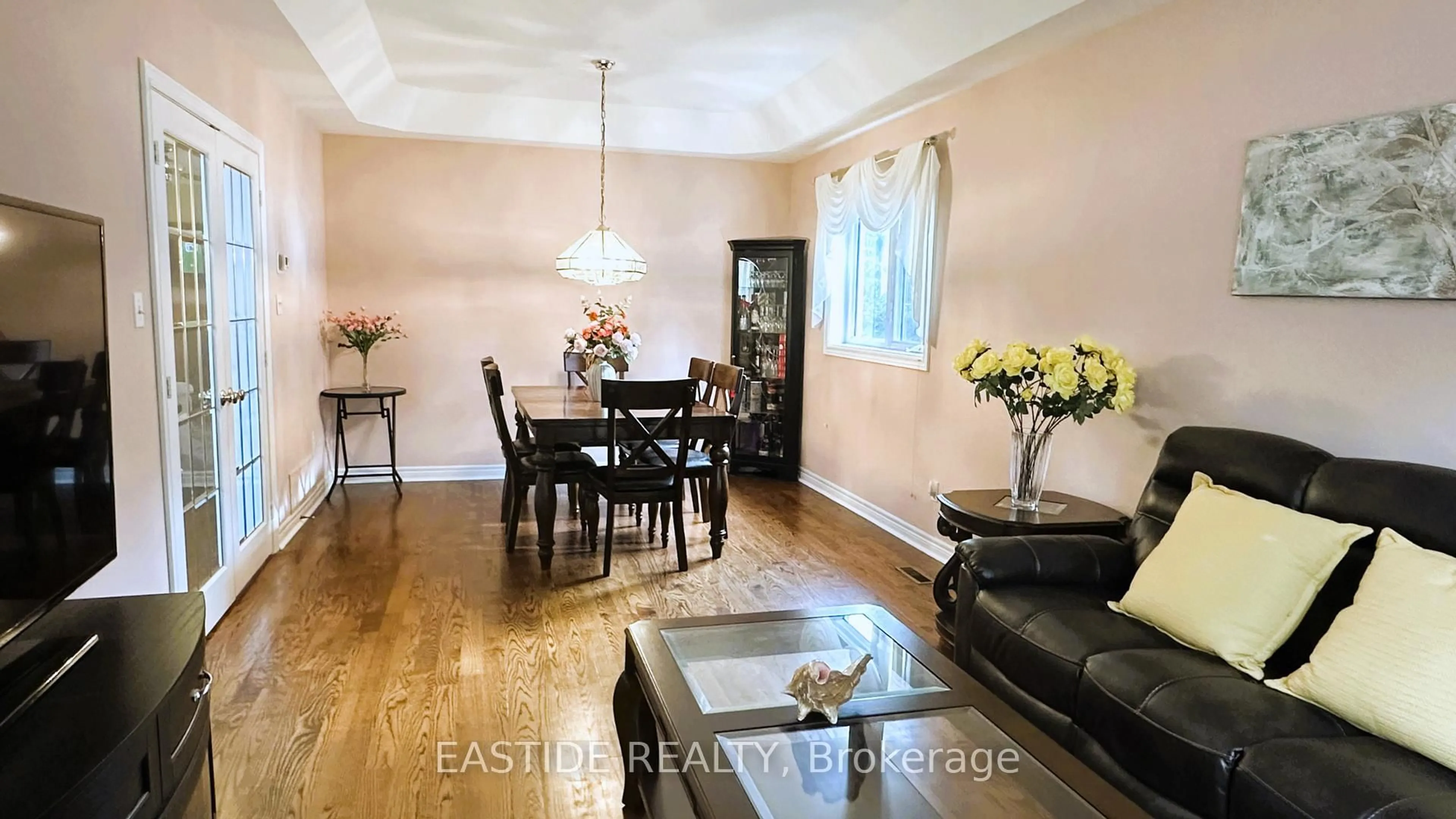 Dining room, wood/laminate floor for 570 Roeder Crt, Newmarket Ontario L3Y 8C2