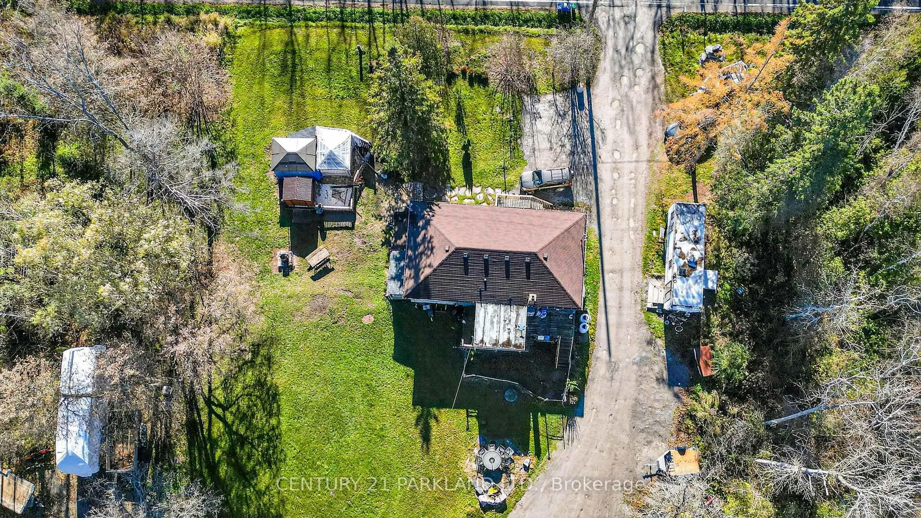 A pic from outside/outdoor area/front of a property/back of a property/a pic from drone, street for 4762 Old Homestead Rd, Georgina Ontario L0E 1R0