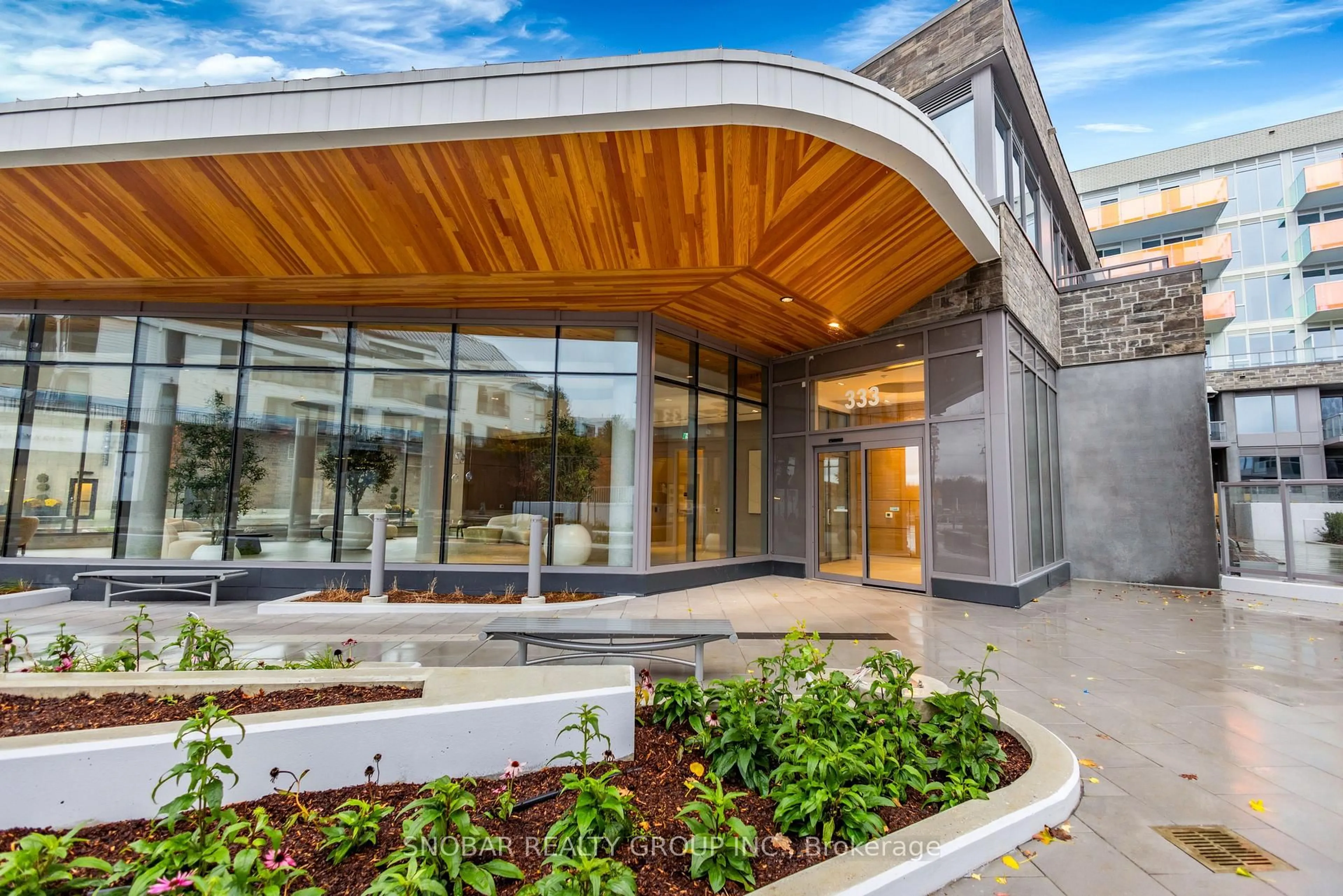 Indoor foyer for 333 Sunseeker Ave, Innisfil Ontario L9R 0R6