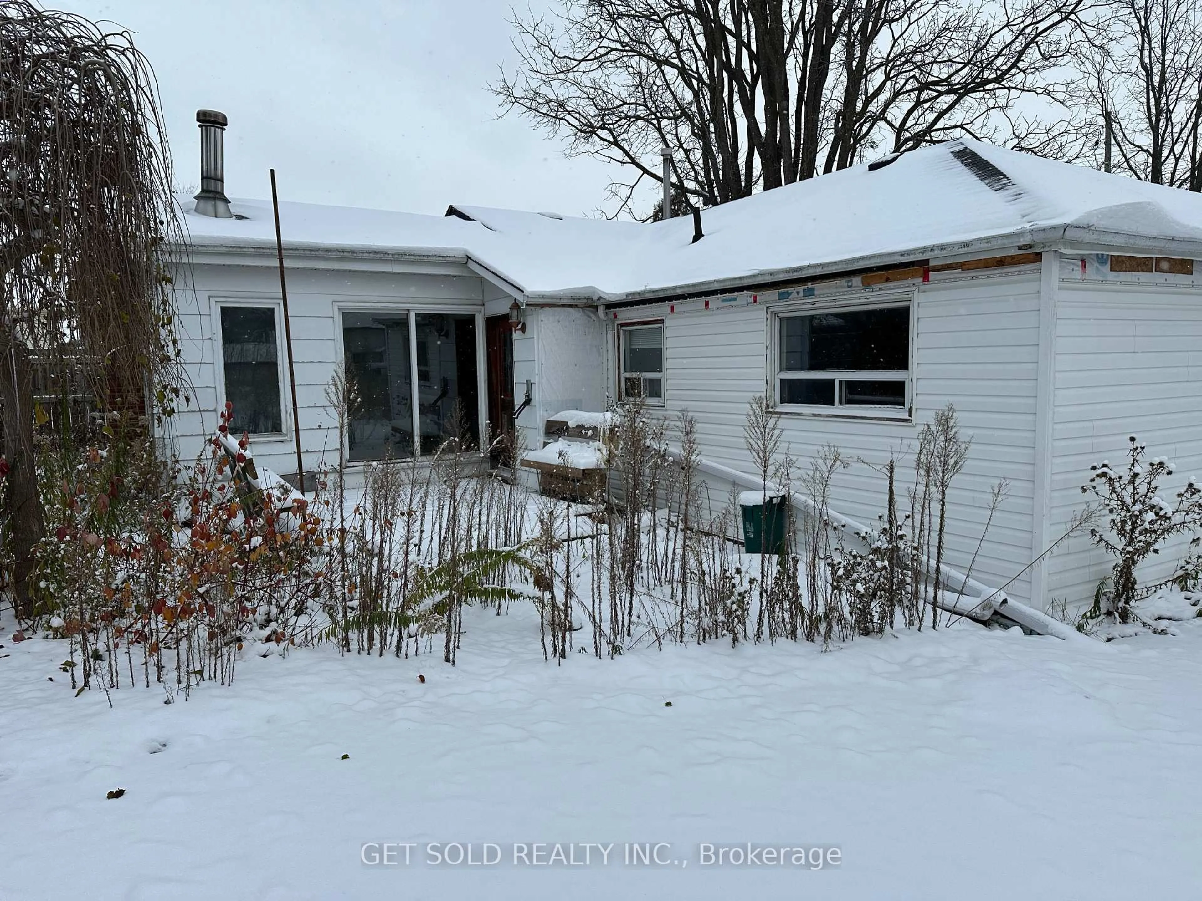 A pic from outside/outdoor area/front of a property/back of a property/a pic from drone, street for 7866 Yonge St, Innisfil Ontario L9S 1L4