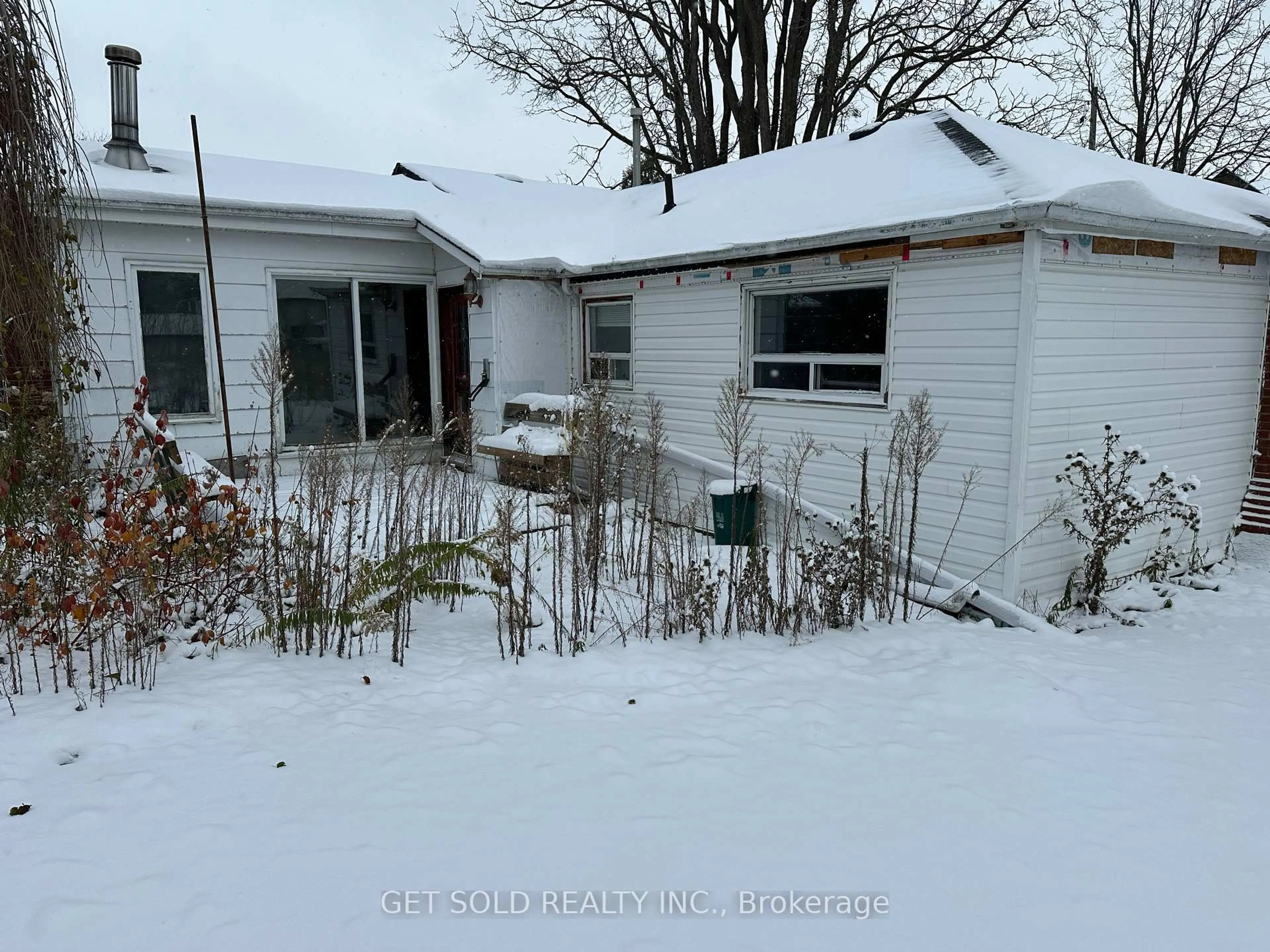 A pic from outside/outdoor area/front of a property/back of a property/a pic from drone, street for 7866 Yonge St, Innisfil Ontario L9S 1L4