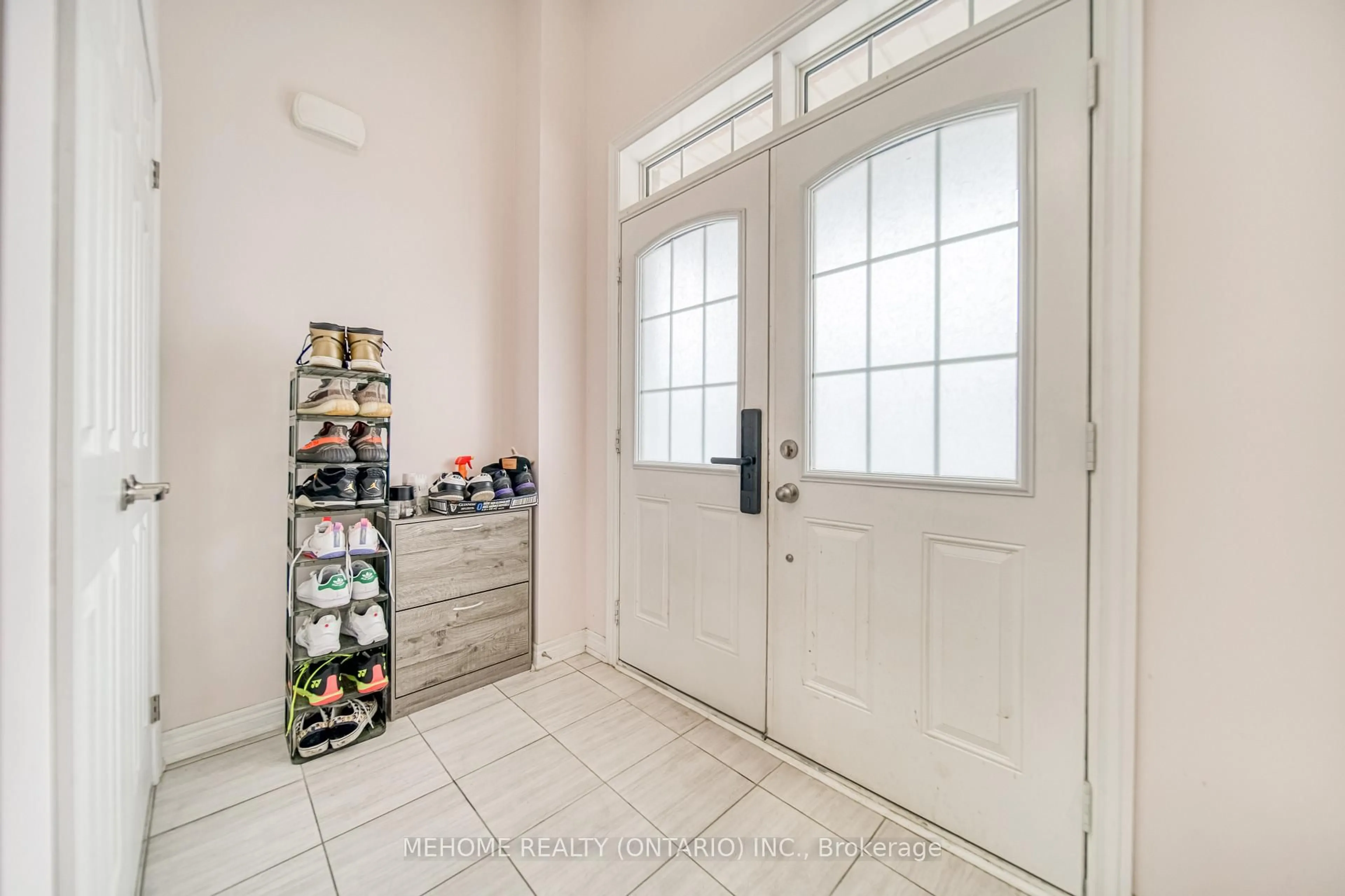 Indoor entryway for 13 Titan Tr, Markham Ontario L3S 0E2