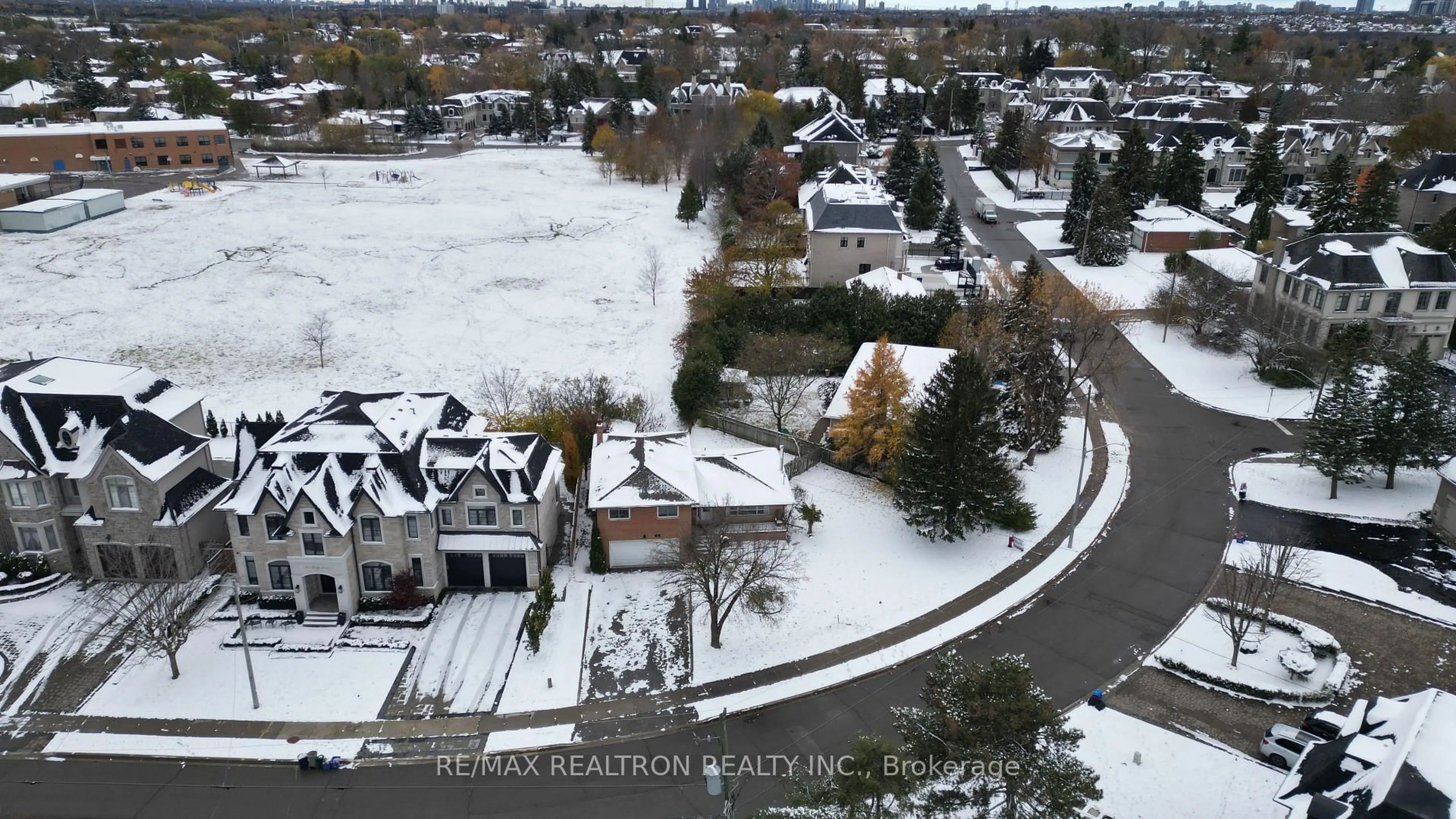 A pic from outside/outdoor area/front of a property/back of a property/a pic from drone, street for 19 Claridge Dr, Richmond Hill Ontario L4C 6G8