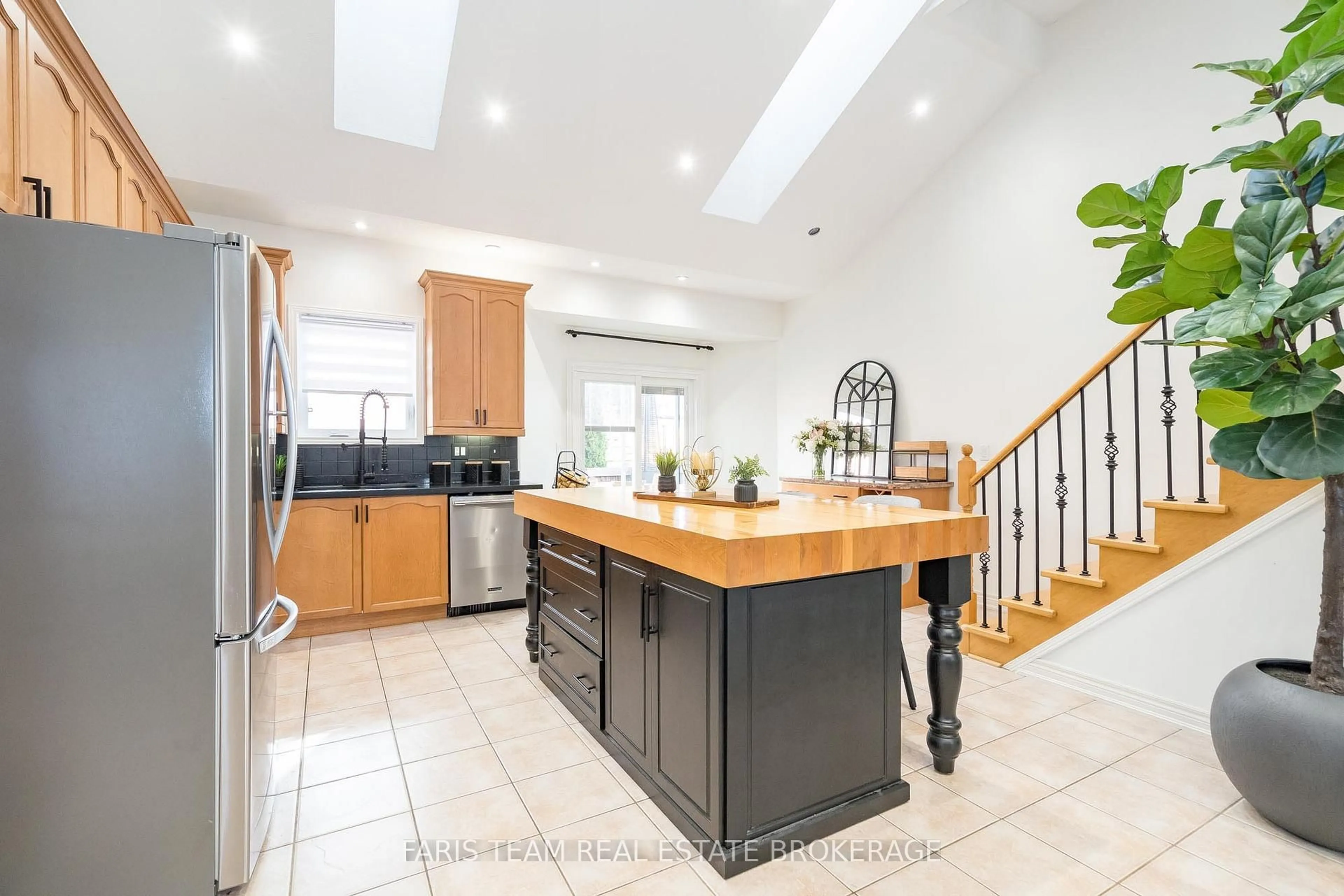 Open concept kitchen, ceramic/tile floor for 1075 Muriel St, Innisfil Ontario L9S 4W7