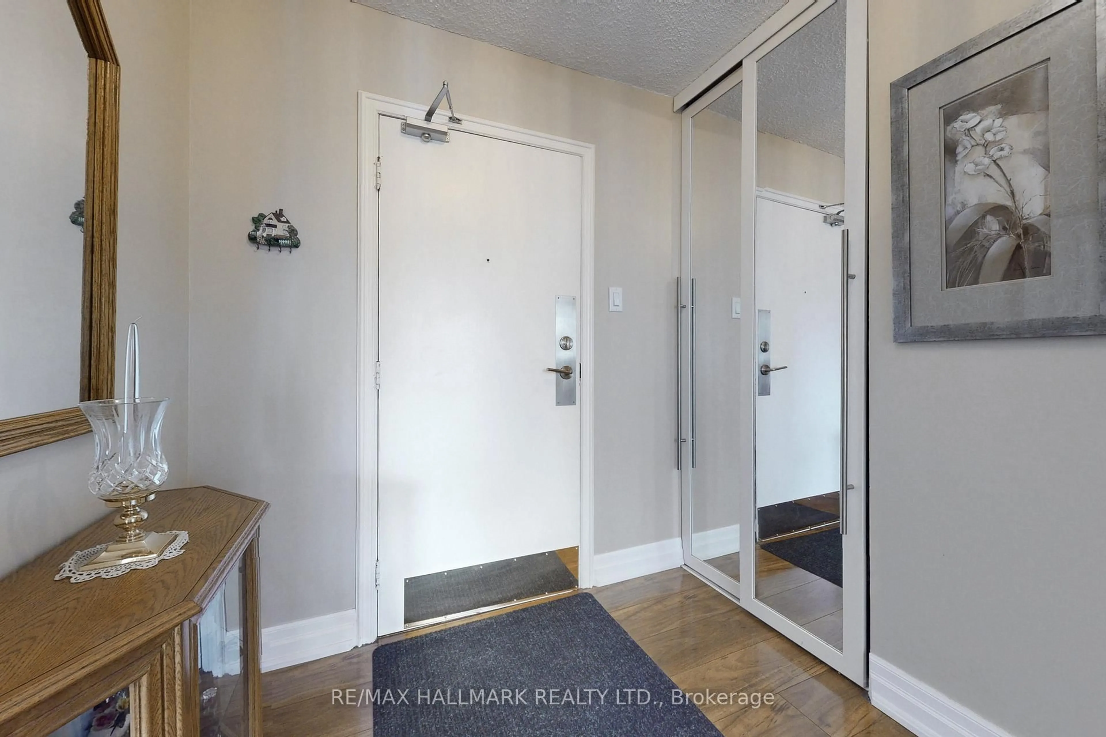 Indoor entryway for 40 Baif Ave #308, Richmond Hill Ontario L4C 5M9