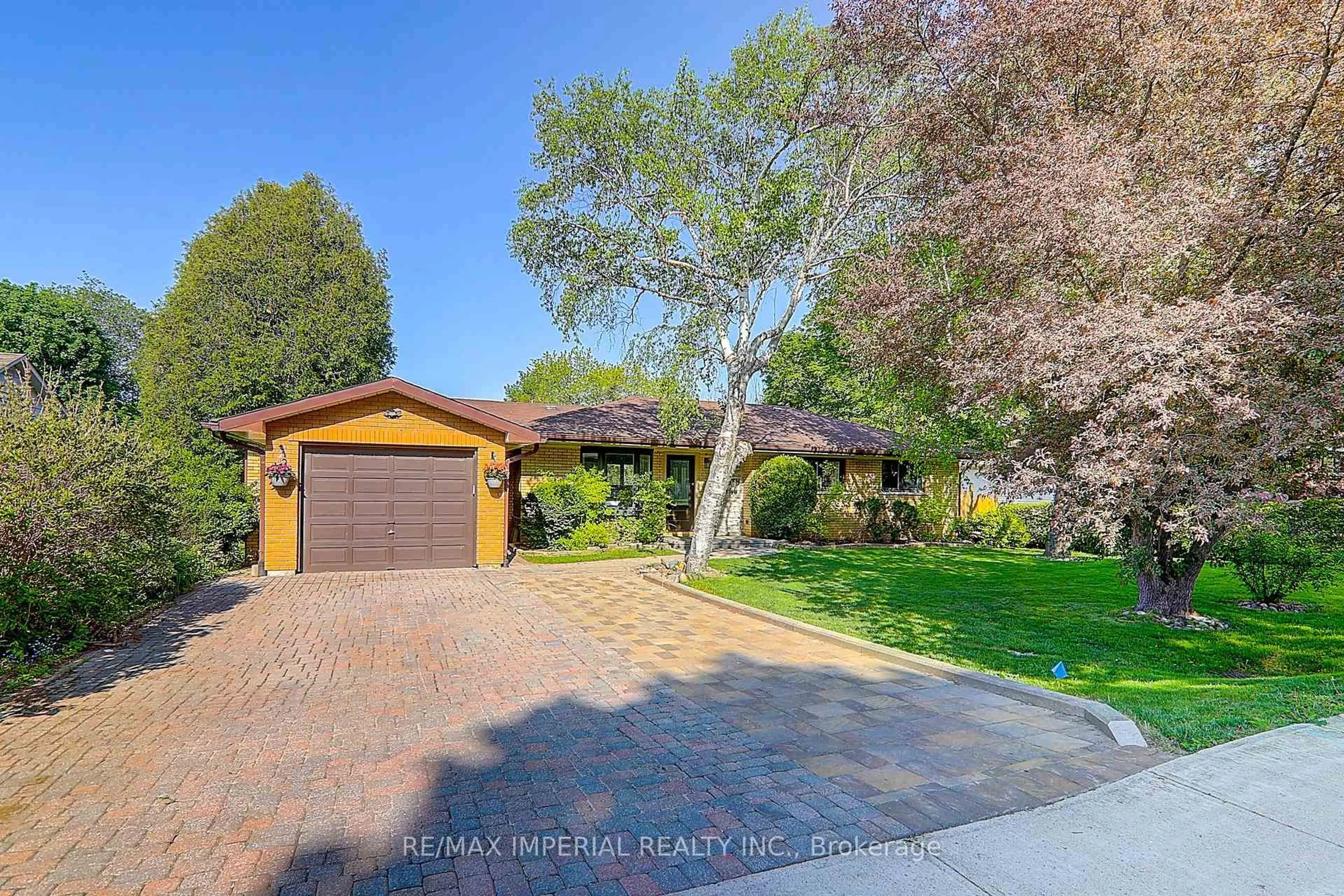 A pic from outside/outdoor area/front of a property/back of a property/a pic from drone, street for 98 Belfry Dr, Newmarket Ontario L3Y 3G1