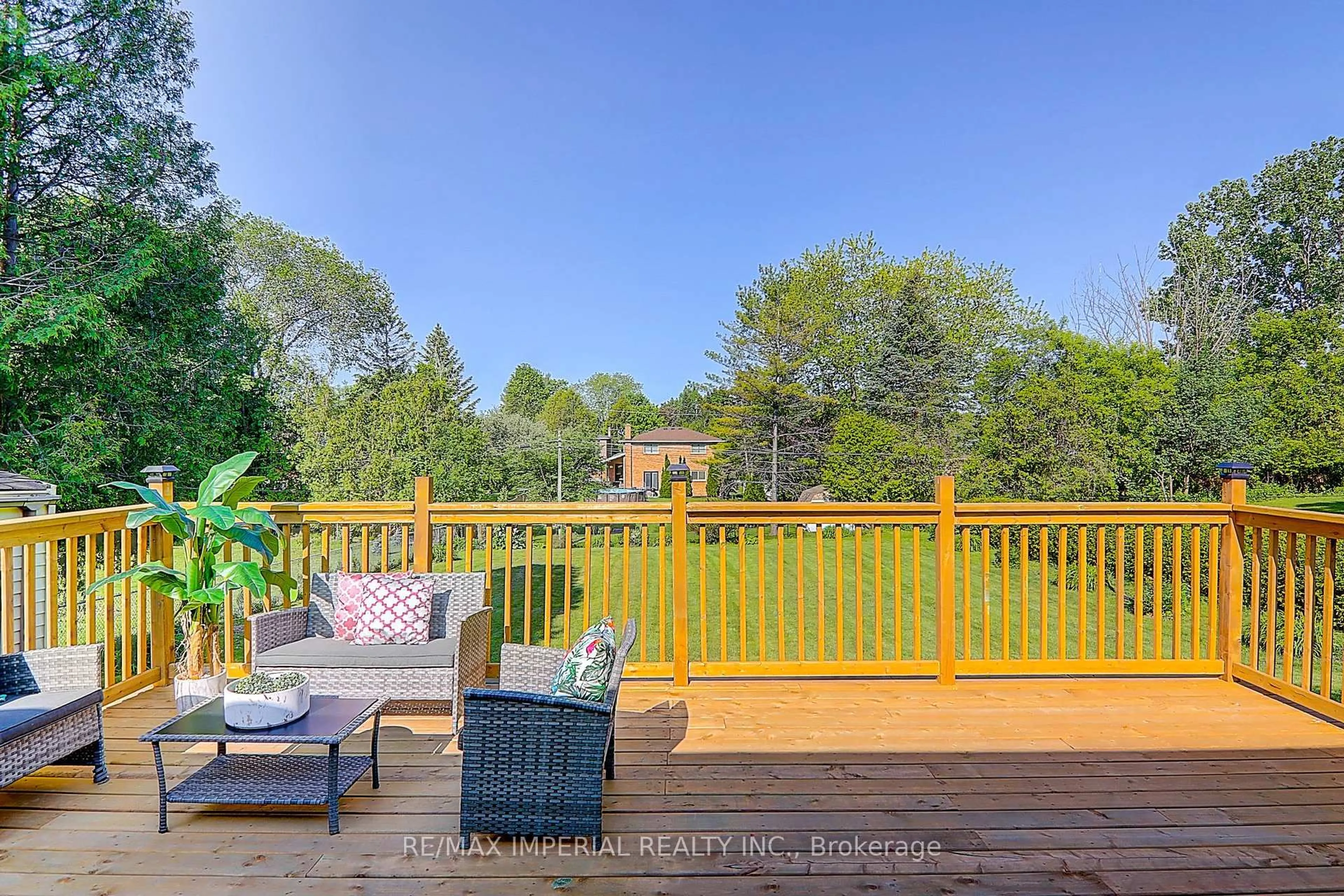 Patio, water/lake/river/ocean view for 98 Belfry Dr, Newmarket Ontario L3Y 3G1