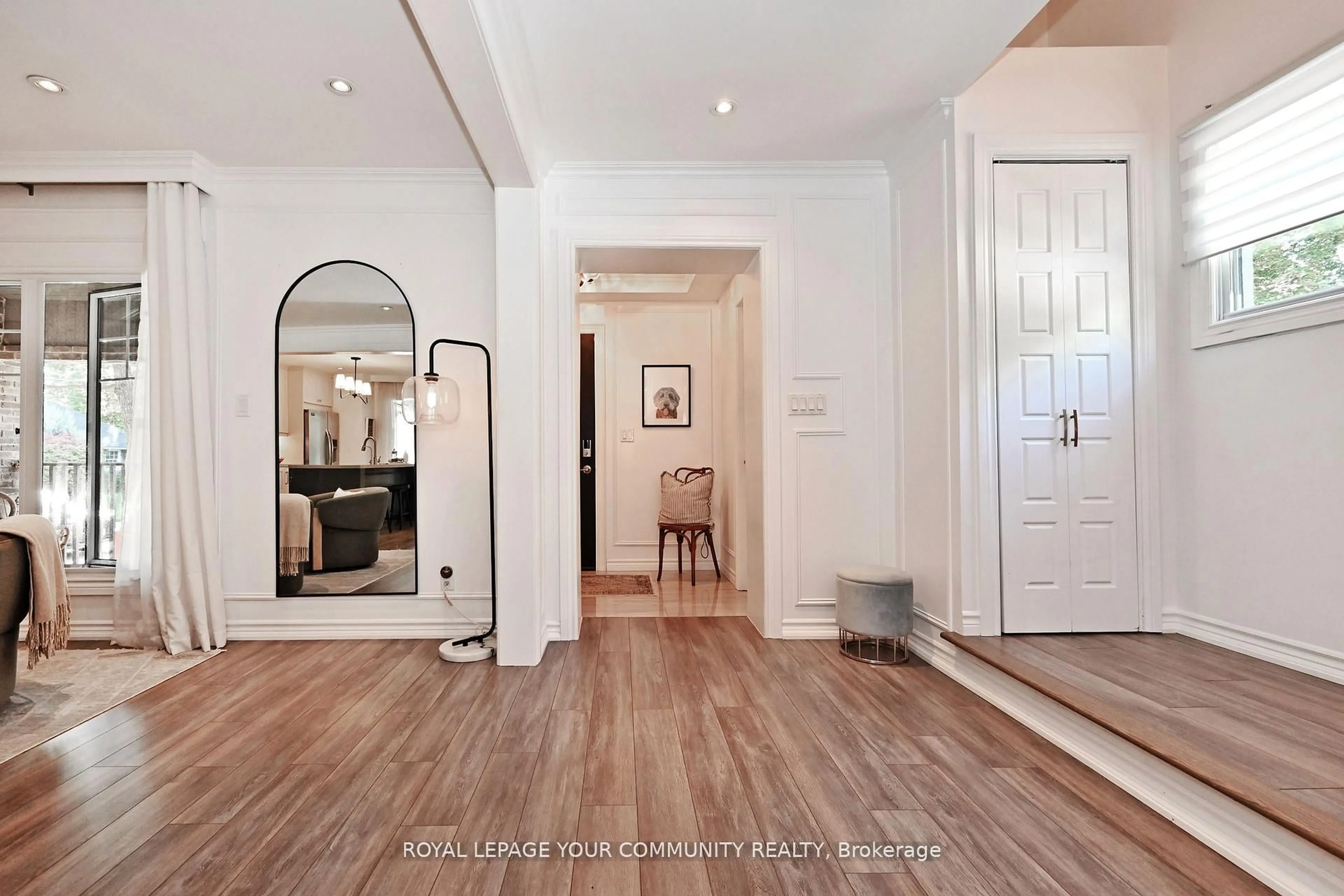 Indoor entryway for 82 Centre St, Aurora Ontario L4G 1J8