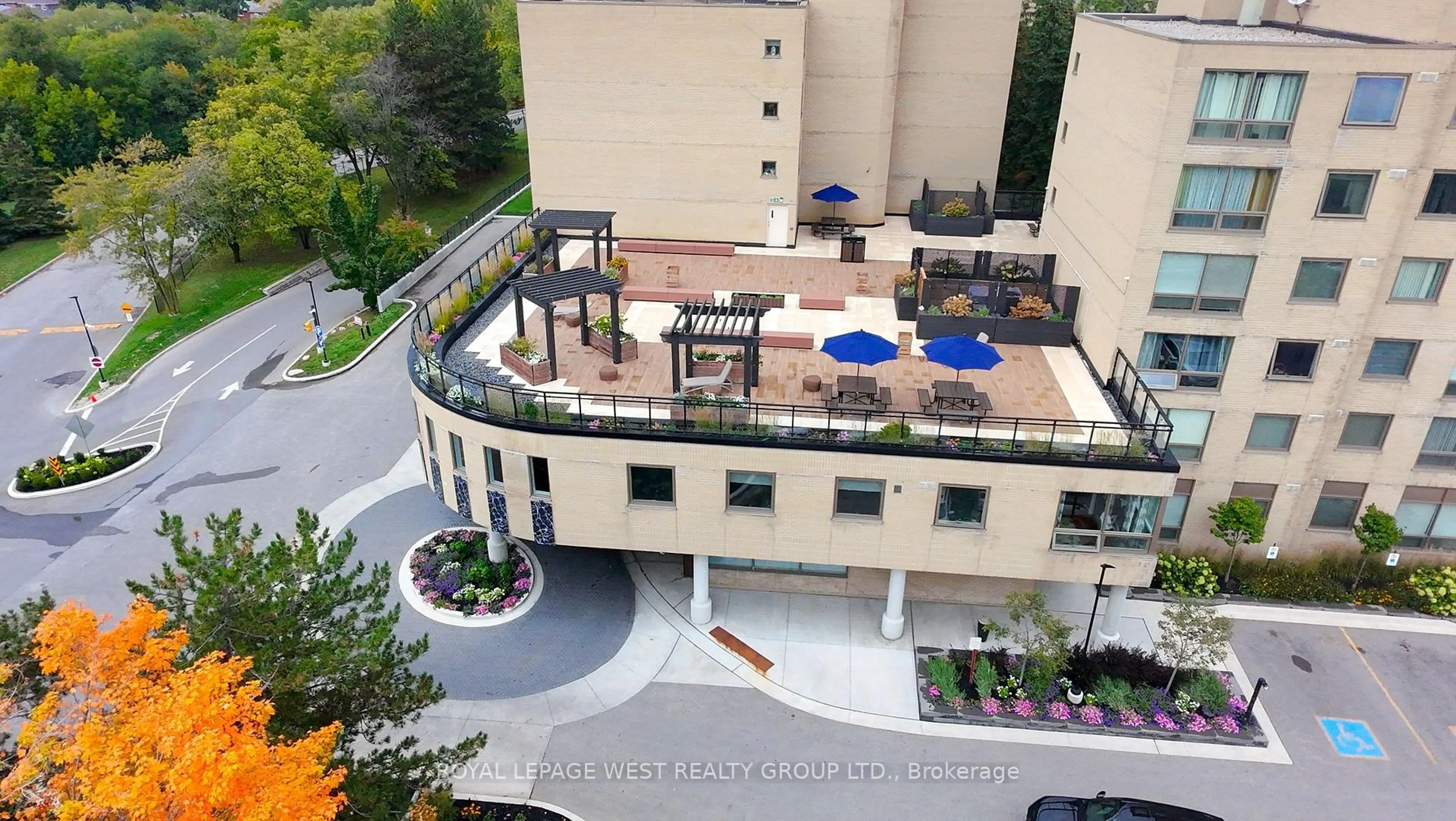 Patio, city buildings view from balcony for 326 Major Mackenzie Dr #805, Richmond Hill Ontario L4C 8T4