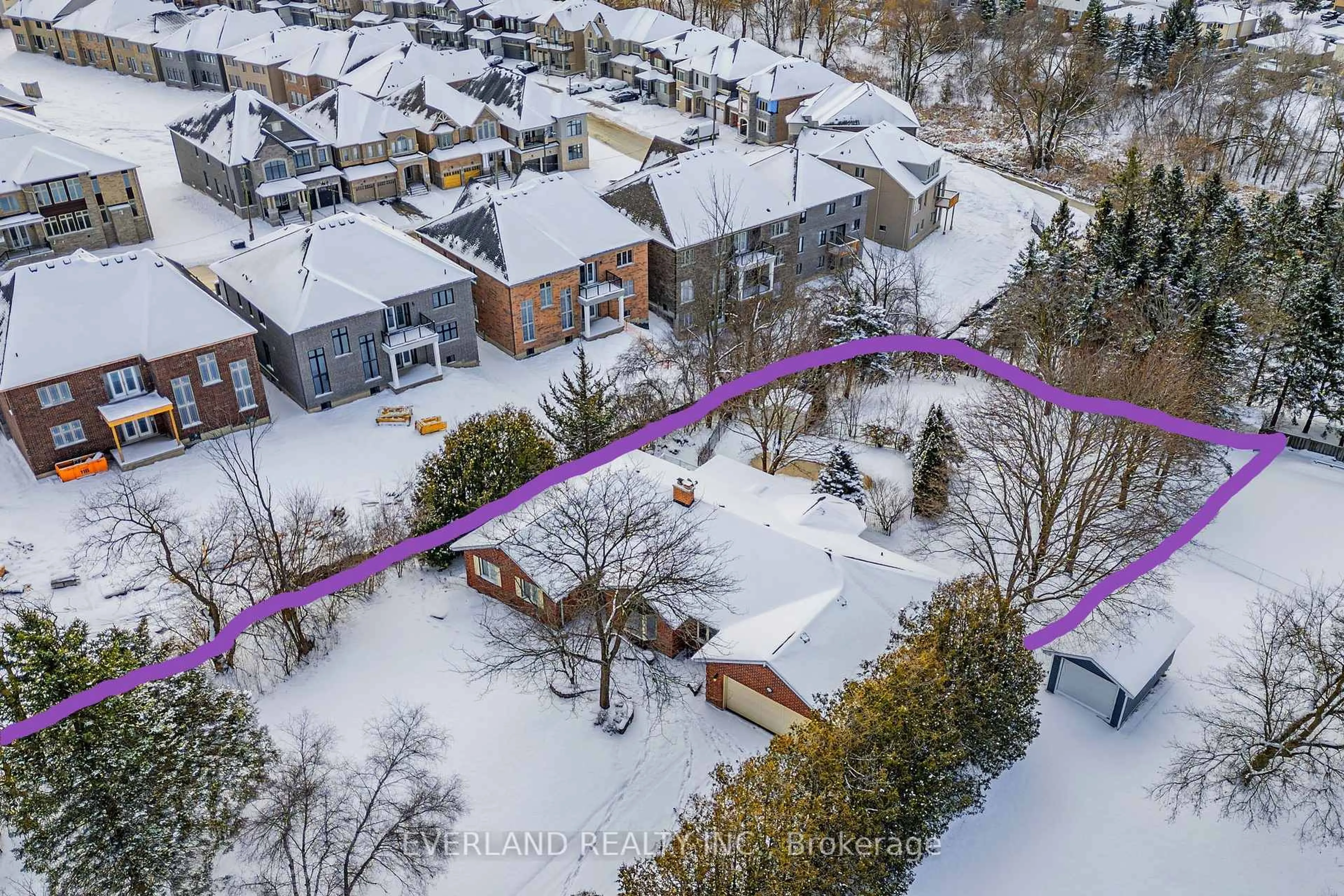 A pic from outside/outdoor area/front of a property/back of a property/a pic from drone, street for 173 Thompson Dr, East Gwillimbury Ontario L9N 1E2