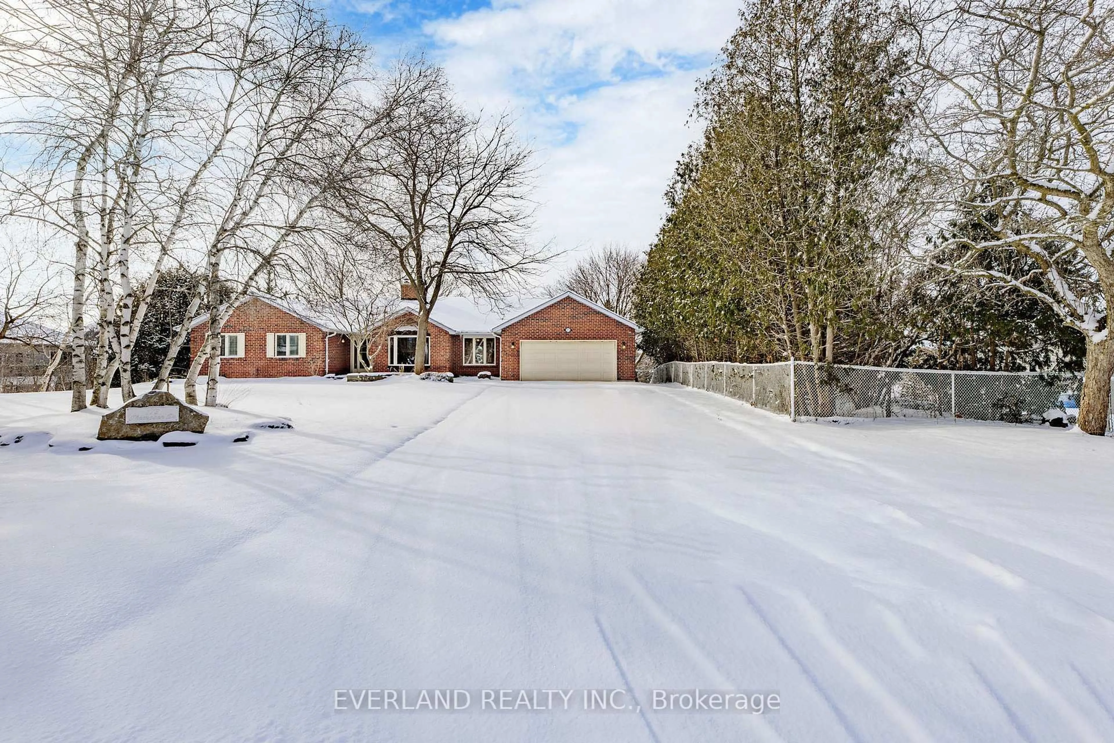 A pic from outside/outdoor area/front of a property/back of a property/a pic from drone, street for 173 Thompson Dr, East Gwillimbury Ontario L9N 1E2