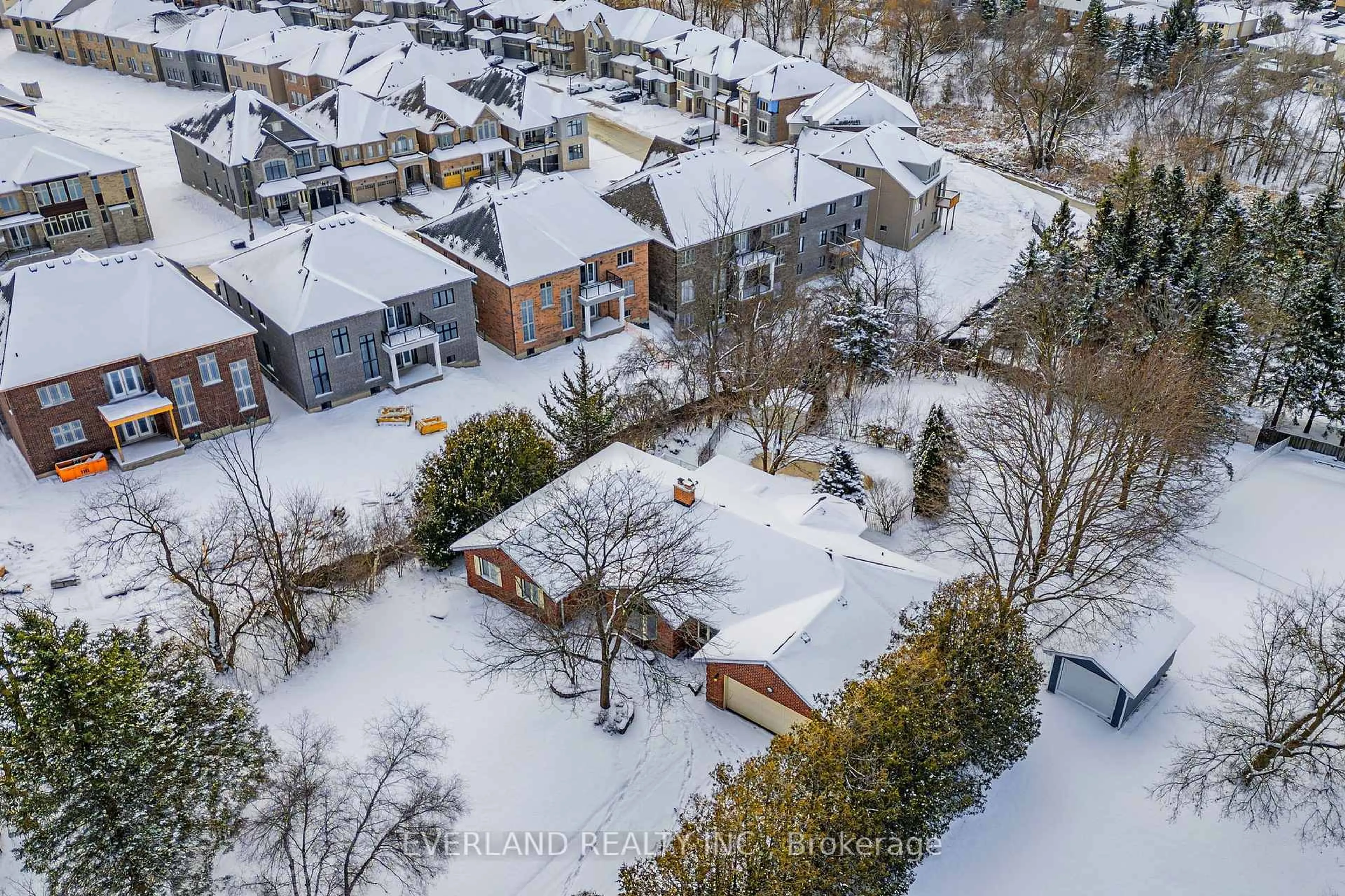 A pic from outside/outdoor area/front of a property/back of a property/a pic from drone, street for 173 Thompson Dr, East Gwillimbury Ontario L9N 1E2