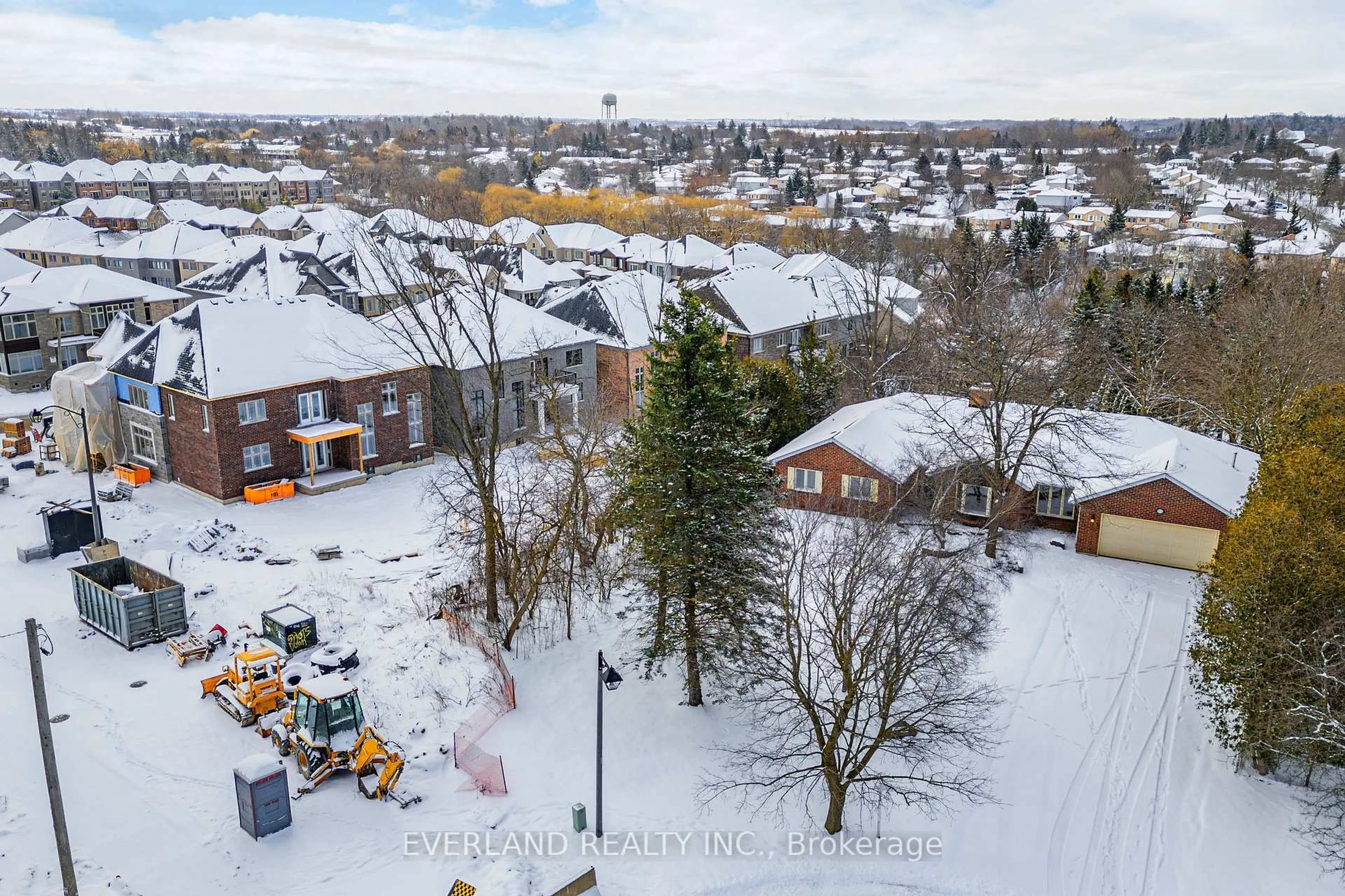 A pic from outside/outdoor area/front of a property/back of a property/a pic from drone, street for 173 Thompson Dr, East Gwillimbury Ontario L9N 1E2