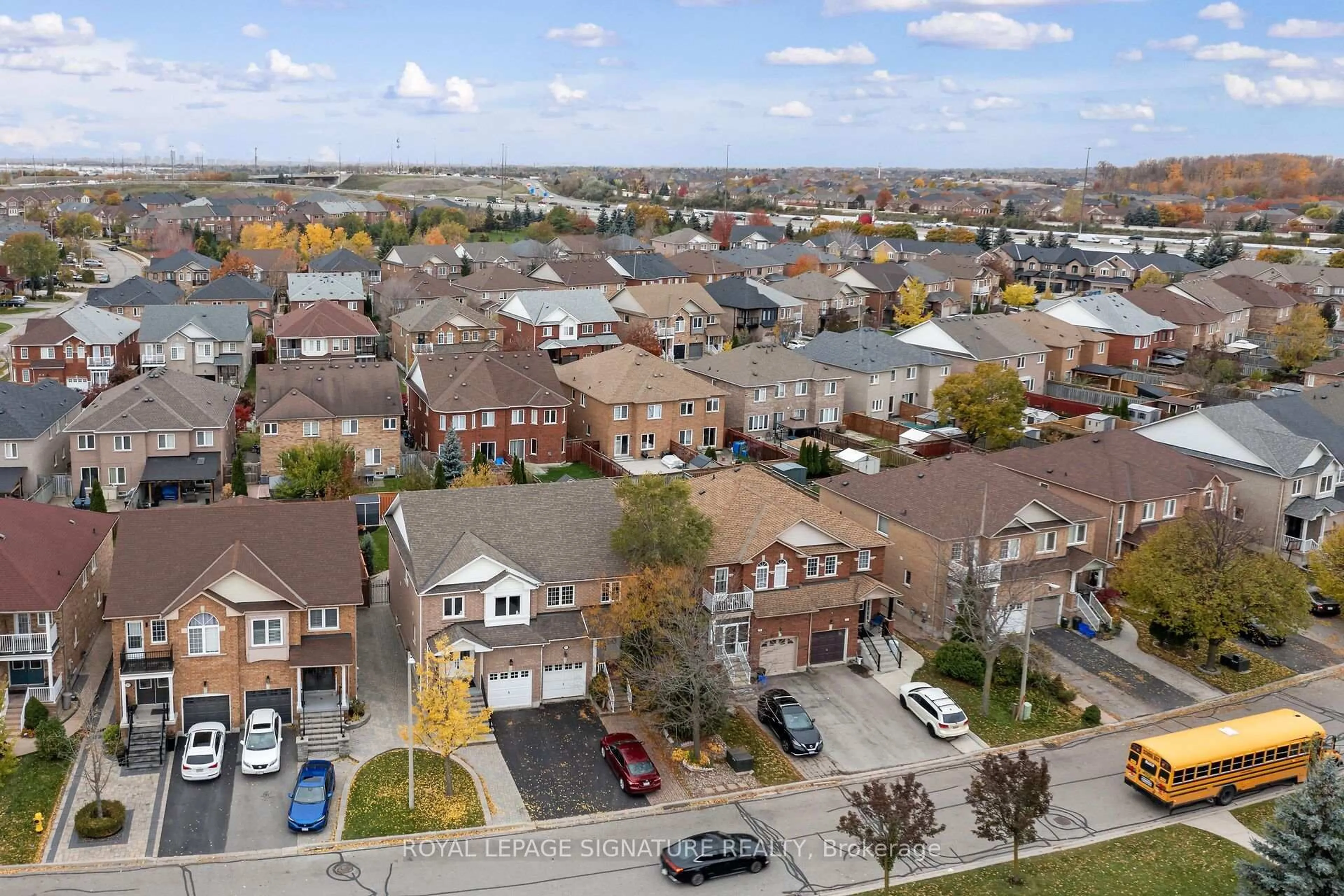 A pic from outside/outdoor area/front of a property/back of a property/a pic from drone, street for 257 Deepsprings Cres, Vaughan Ontario L6A 3L5