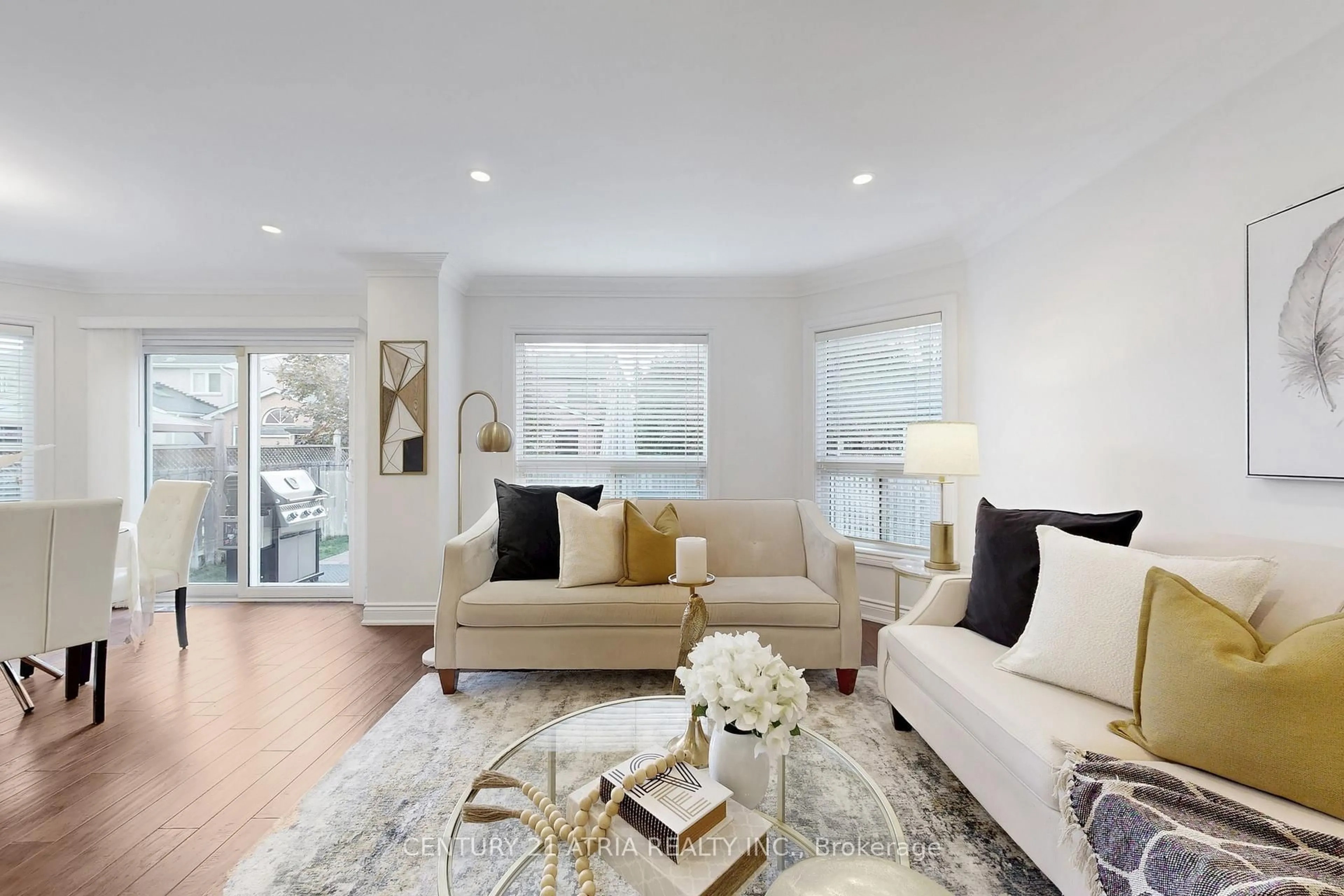 Living room with furniture, unknown for 611 Heddle Cres, Newmarket Ontario L3X 2J5