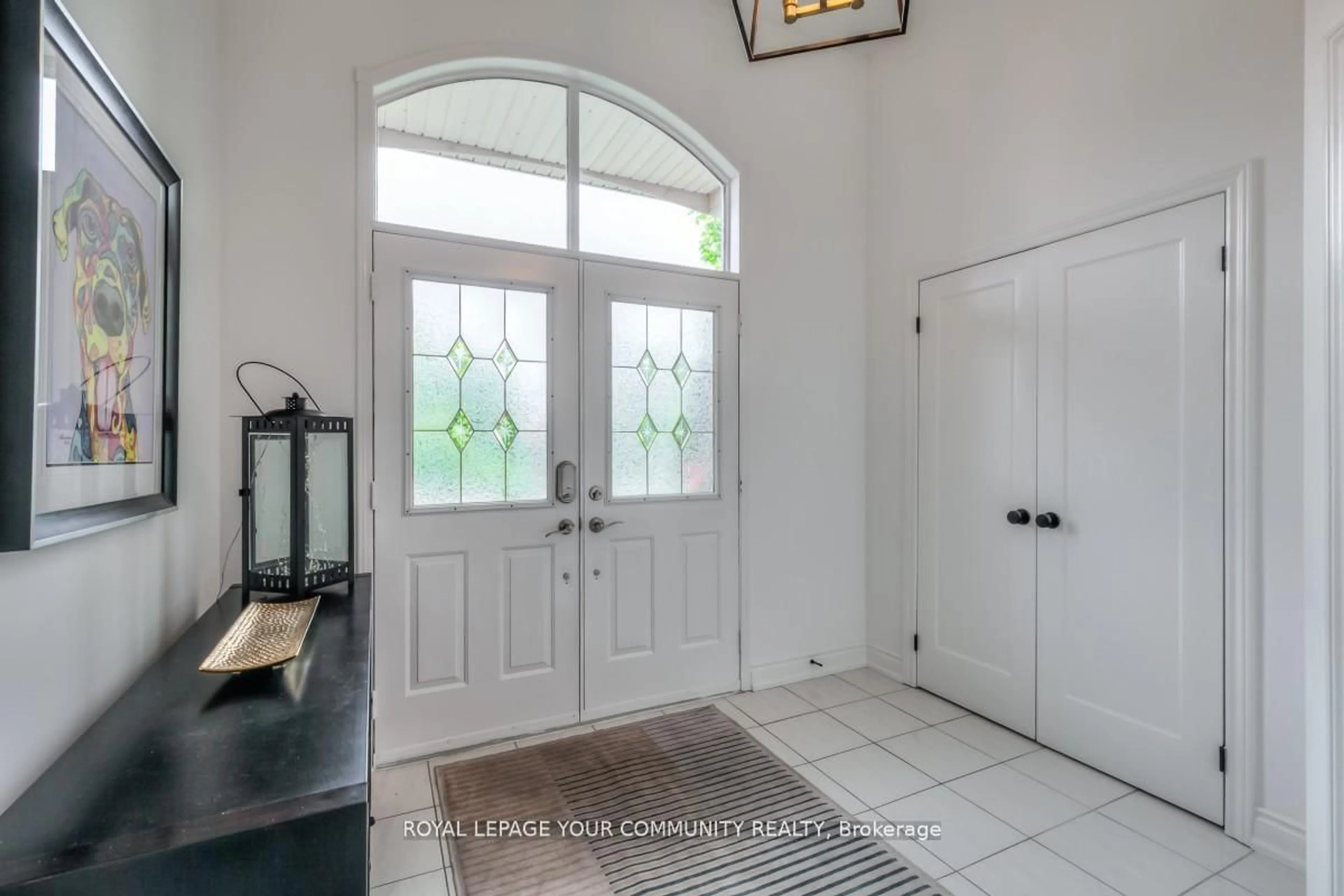 Indoor entryway for 503 Silken Laumann Dr, Newmarket Ontario L3X 2H9