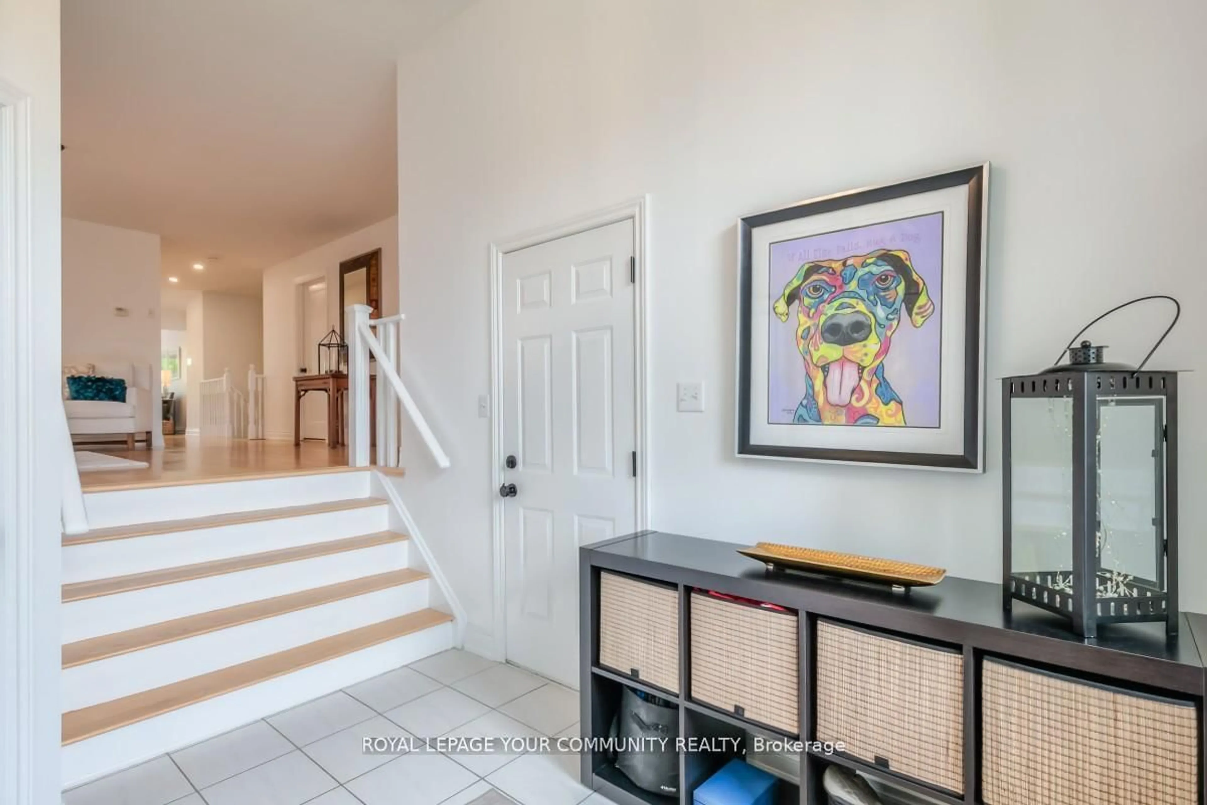 Indoor entryway for 503 Silken Laumann Dr, Newmarket Ontario L3X 2H9