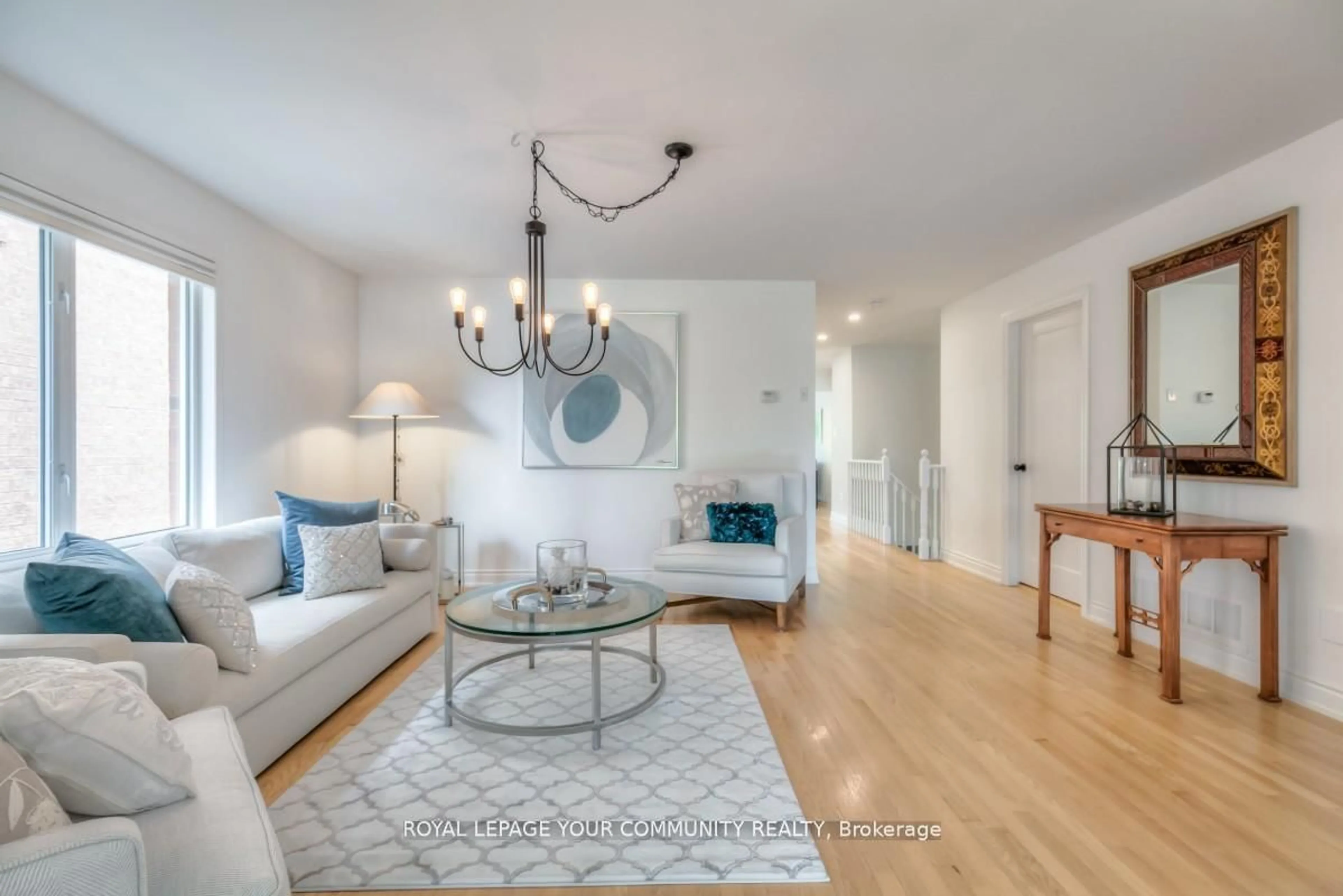 Living room with furniture, unknown for 503 Silken Laumann Dr, Newmarket Ontario L3X 2H9