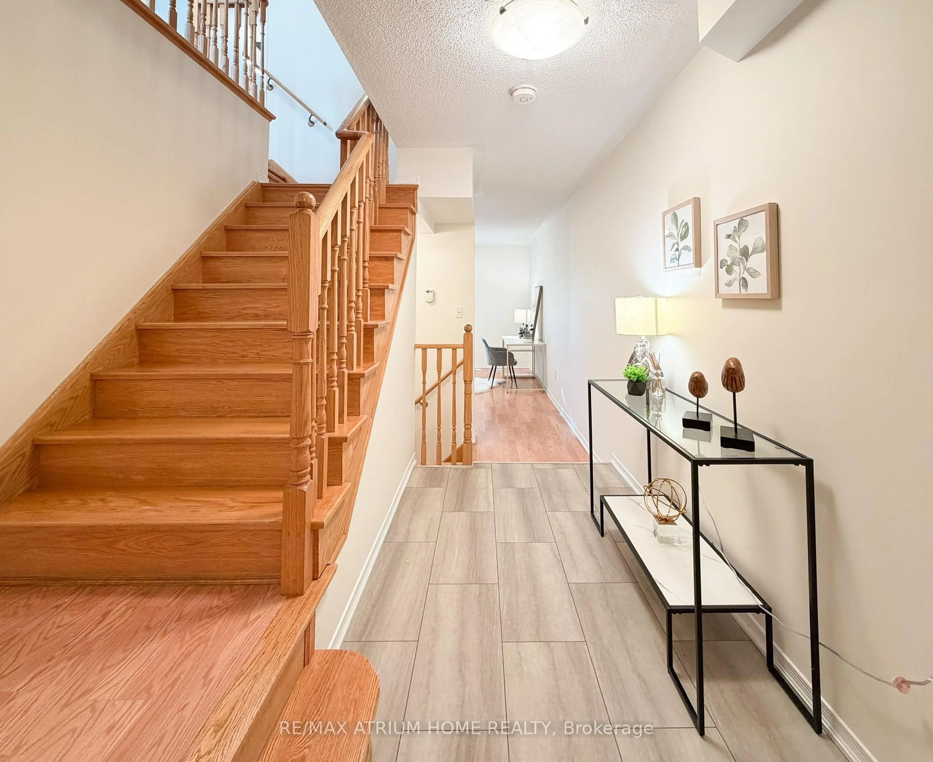 Indoor entryway for 284 Church St, Richmond Hill Ontario L4C 9N4