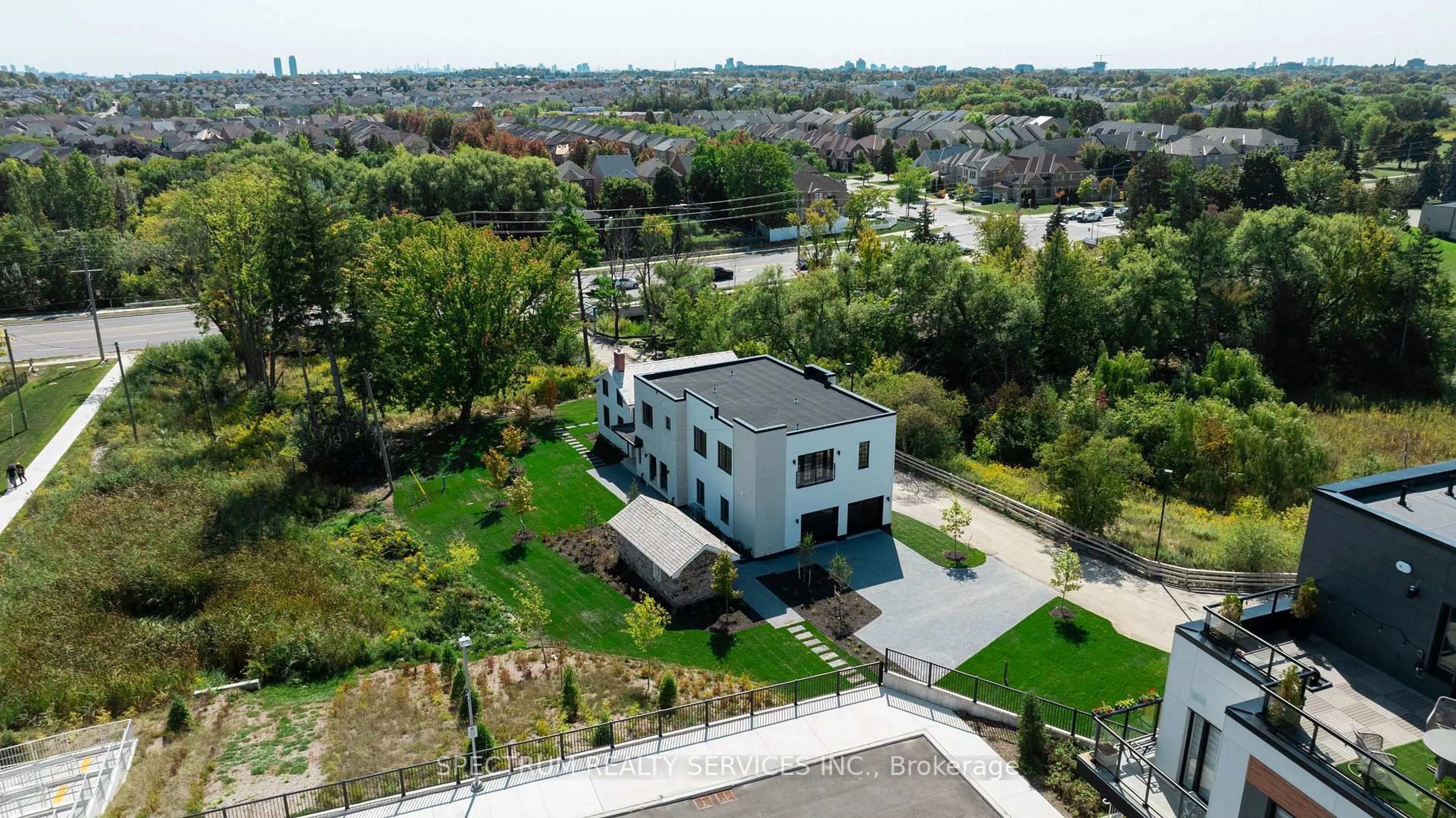 A pic from outside/outdoor area/front of a property/back of a property/a pic from drone, street for 1010 Elgin Mills Rd, Richmond Hill Ontario L4S 1M4