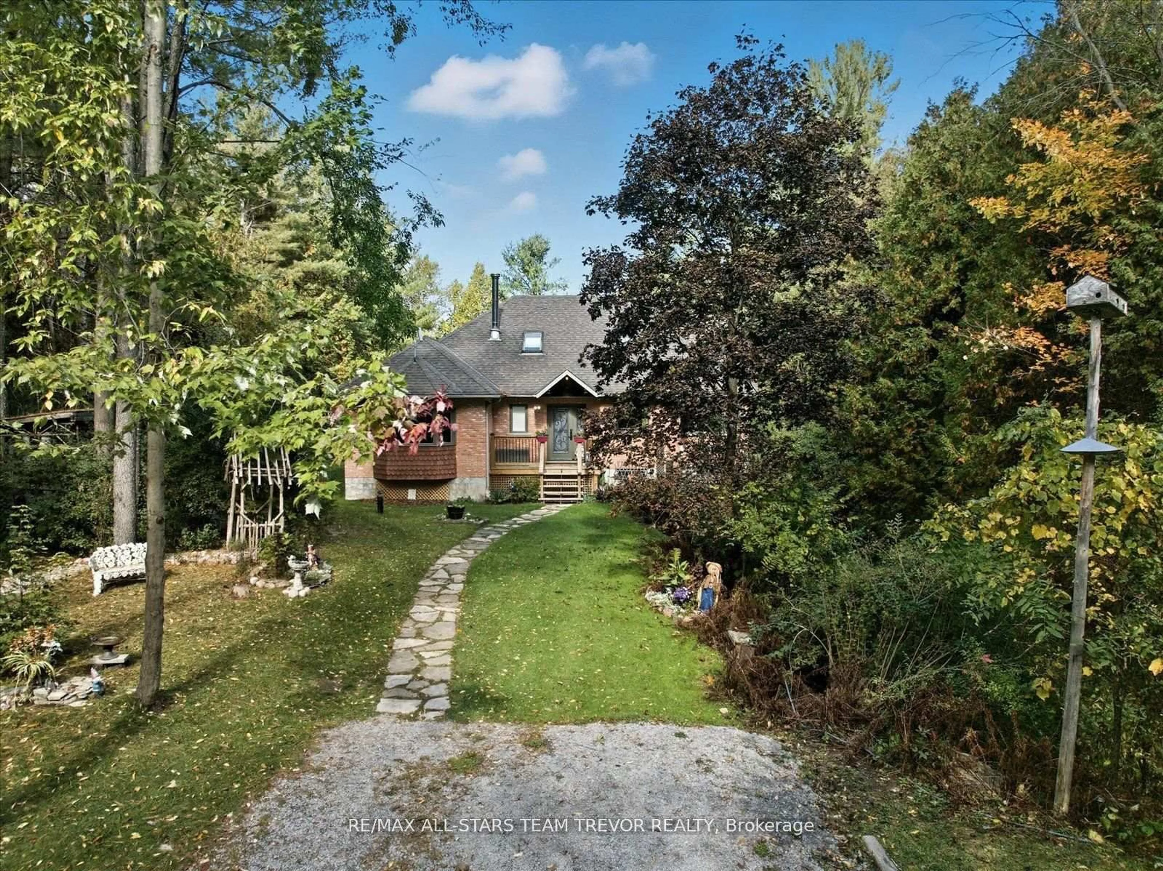 A pic from outside/outdoor area/front of a property/back of a property/a pic from drone, unknown for 5 Regent St, Georgina Ontario L0E 1N0
