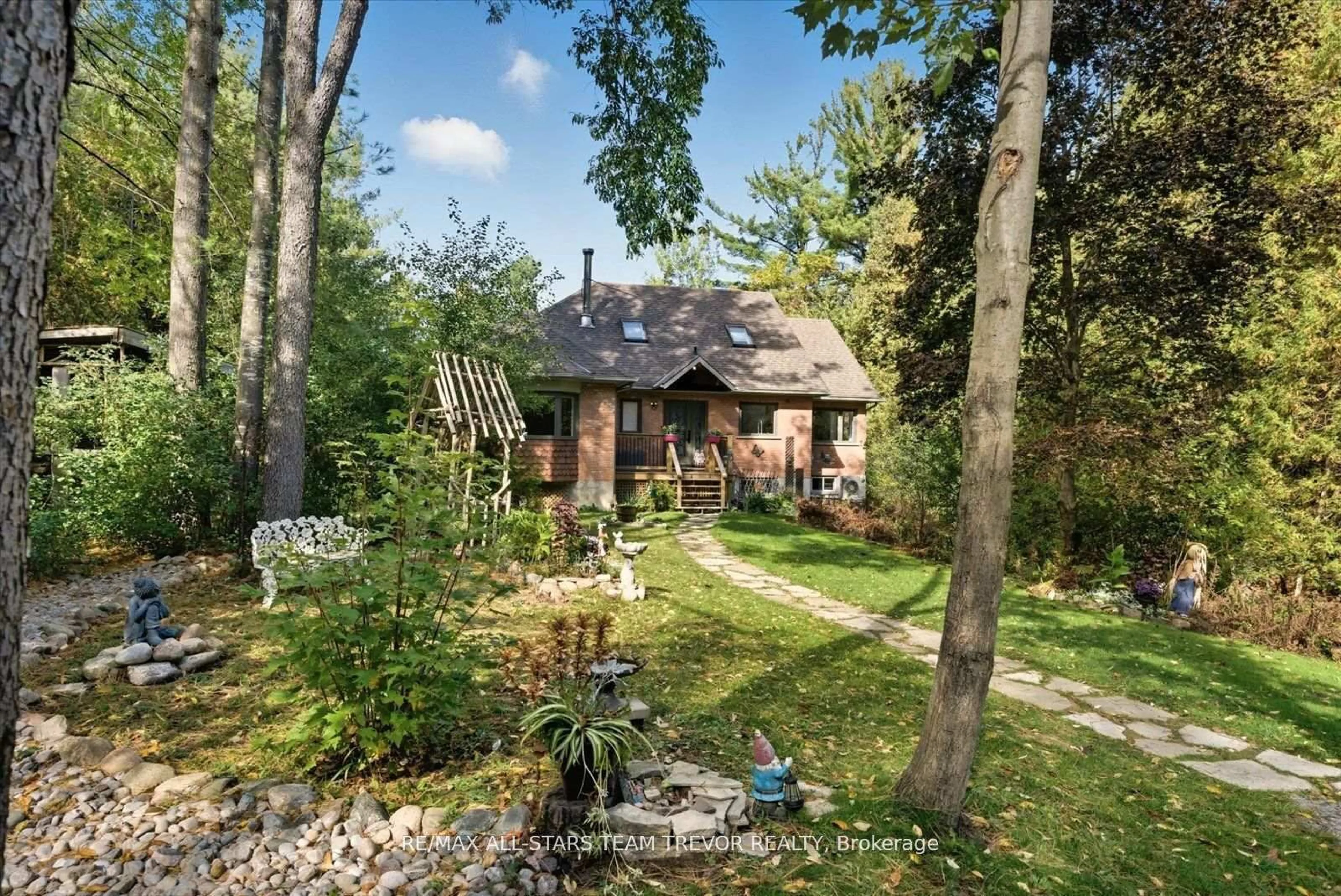 A pic from outside/outdoor area/front of a property/back of a property/a pic from drone, unknown for 5 Regent St, Georgina Ontario L0E 1N0