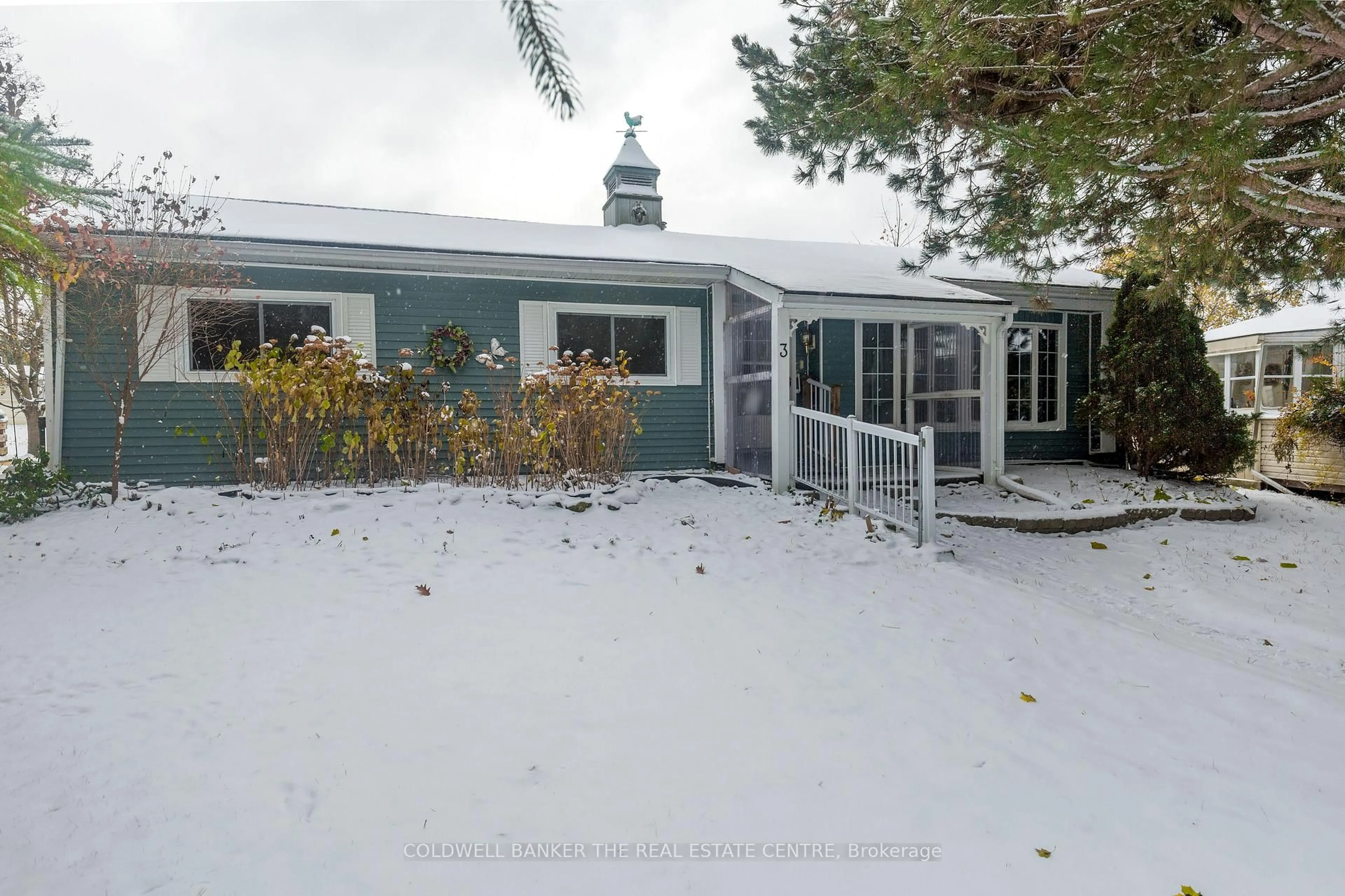 A pic from outside/outdoor area/front of a property/back of a property/a pic from drone, unknown for 3 Maple Crt, Innisfil Ontario L9S 1N9