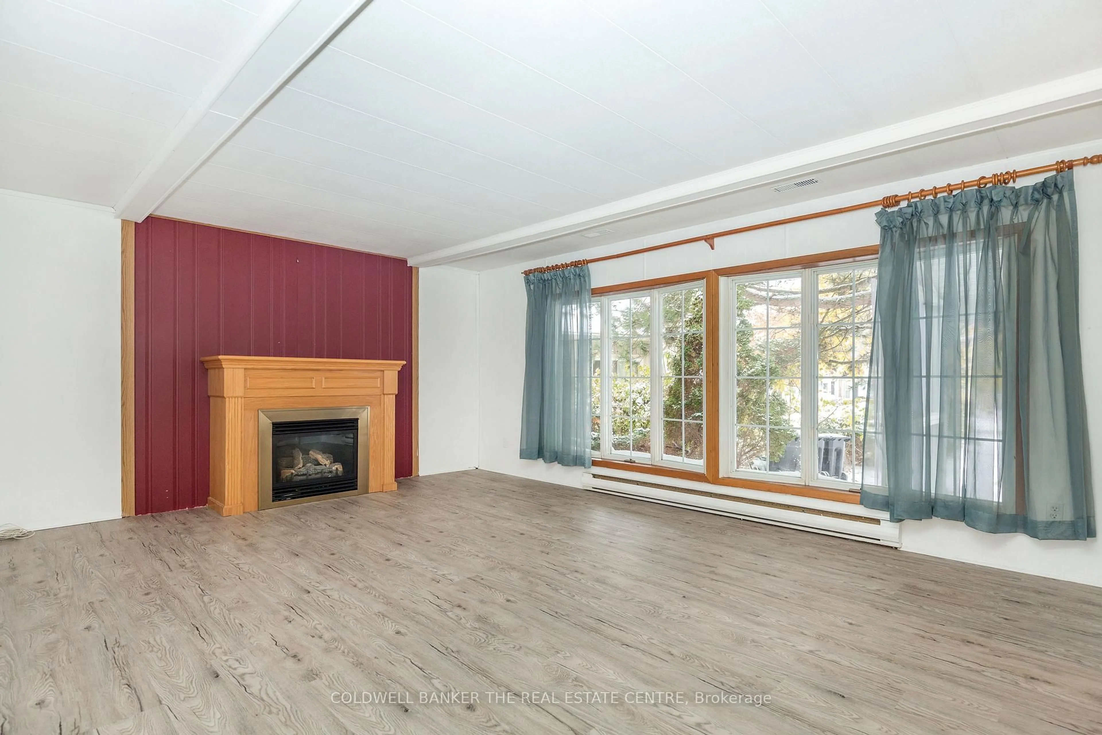 Living room with furniture, wood/laminate floor for 3 Maple Crt, Innisfil Ontario L9S 1N9