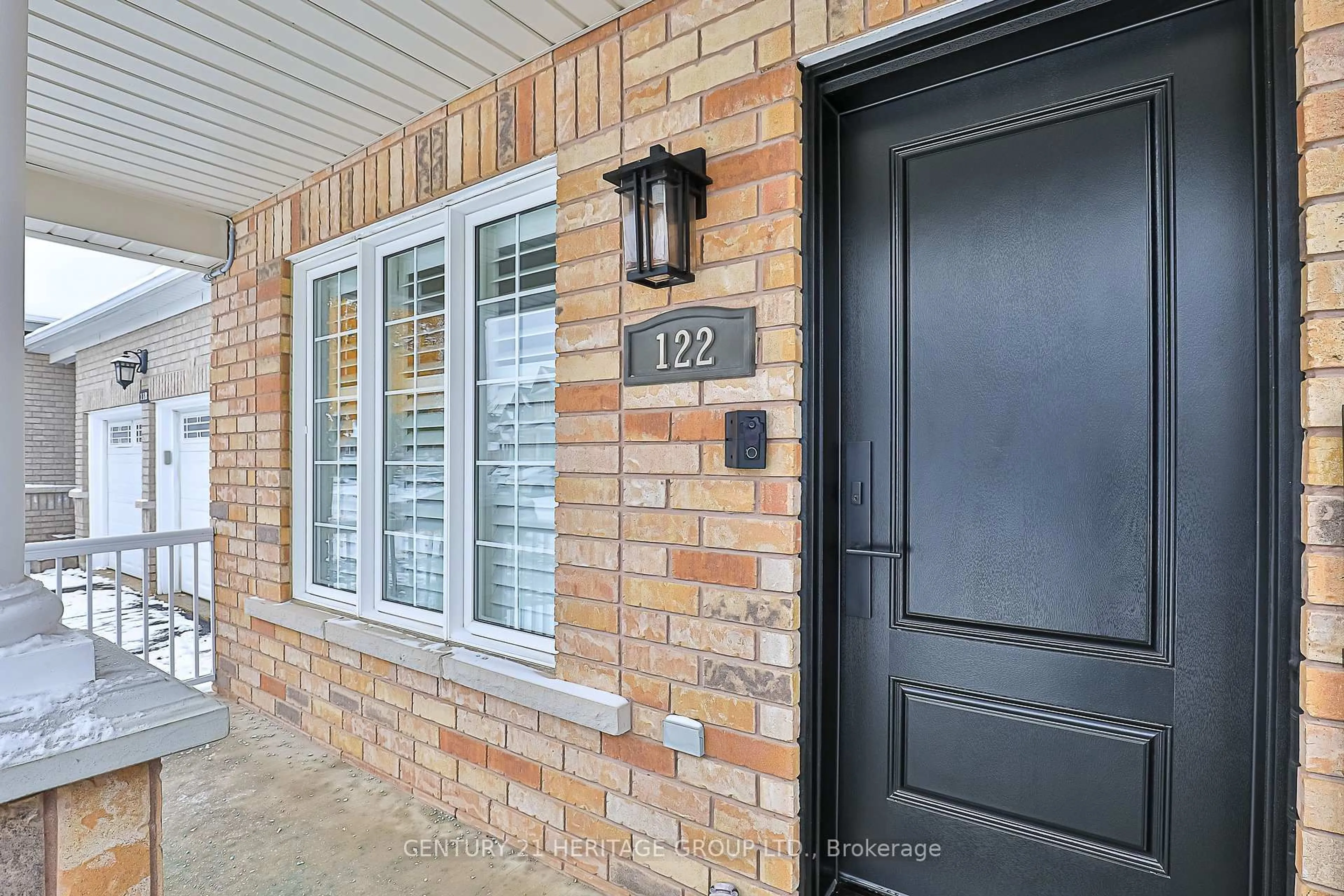 Indoor entryway for 122 Beare Tr, Newmarket Ontario L3X 3B6