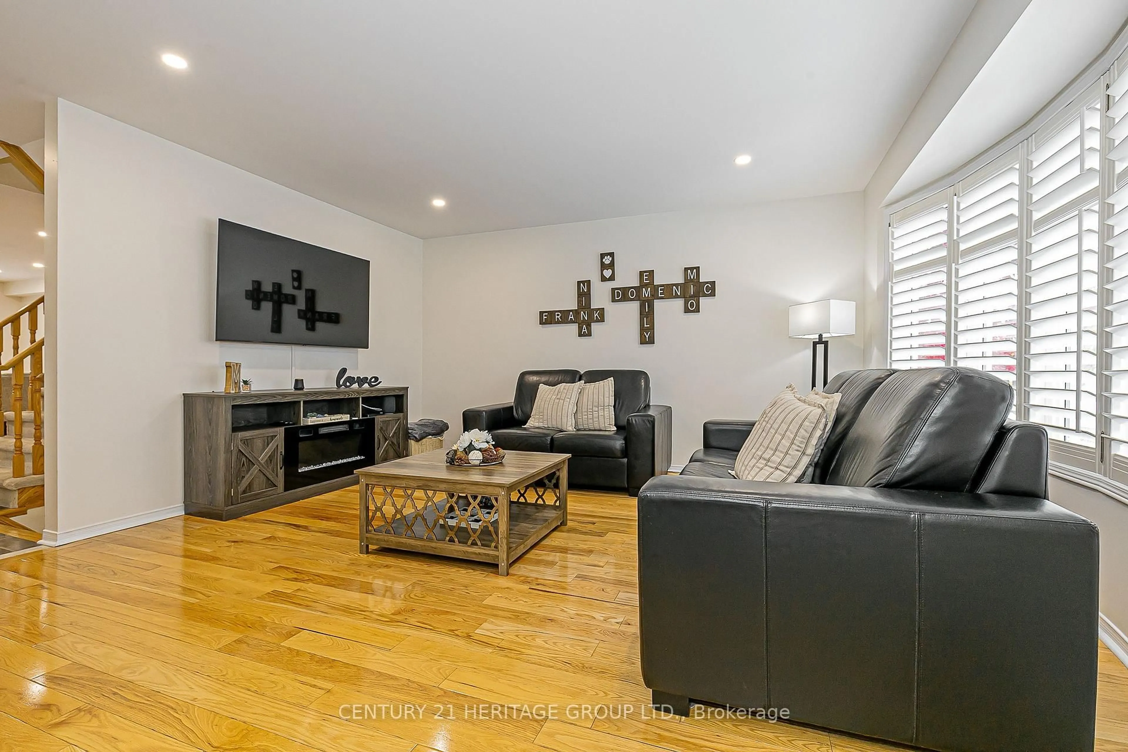 Living room with furniture, wood/laminate floor for 122 Beare Tr, Newmarket Ontario L3X 3B6