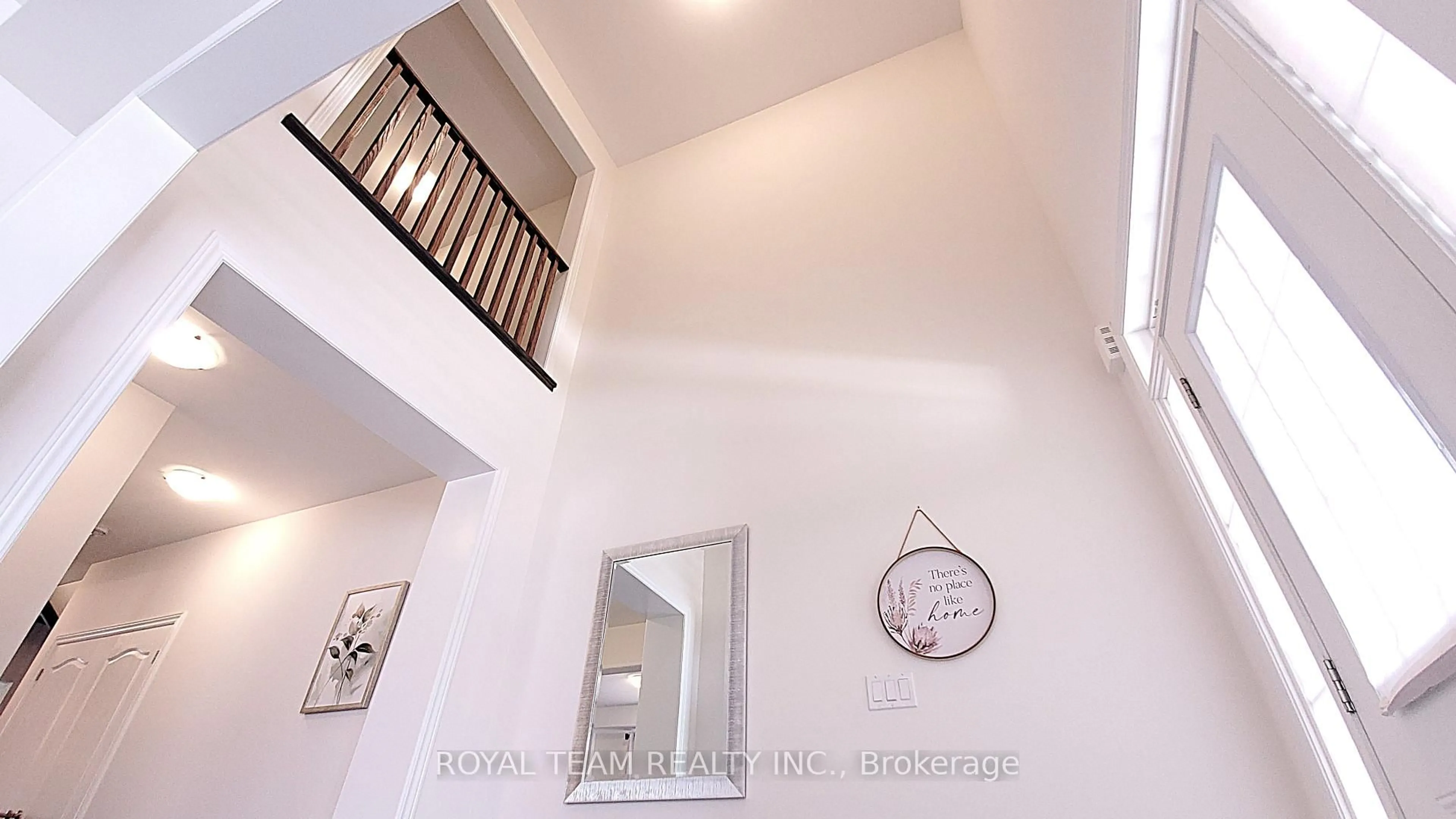 Indoor foyer for 251 Danny Wheeler Blvd, Georgina Ontario L4P 0J9