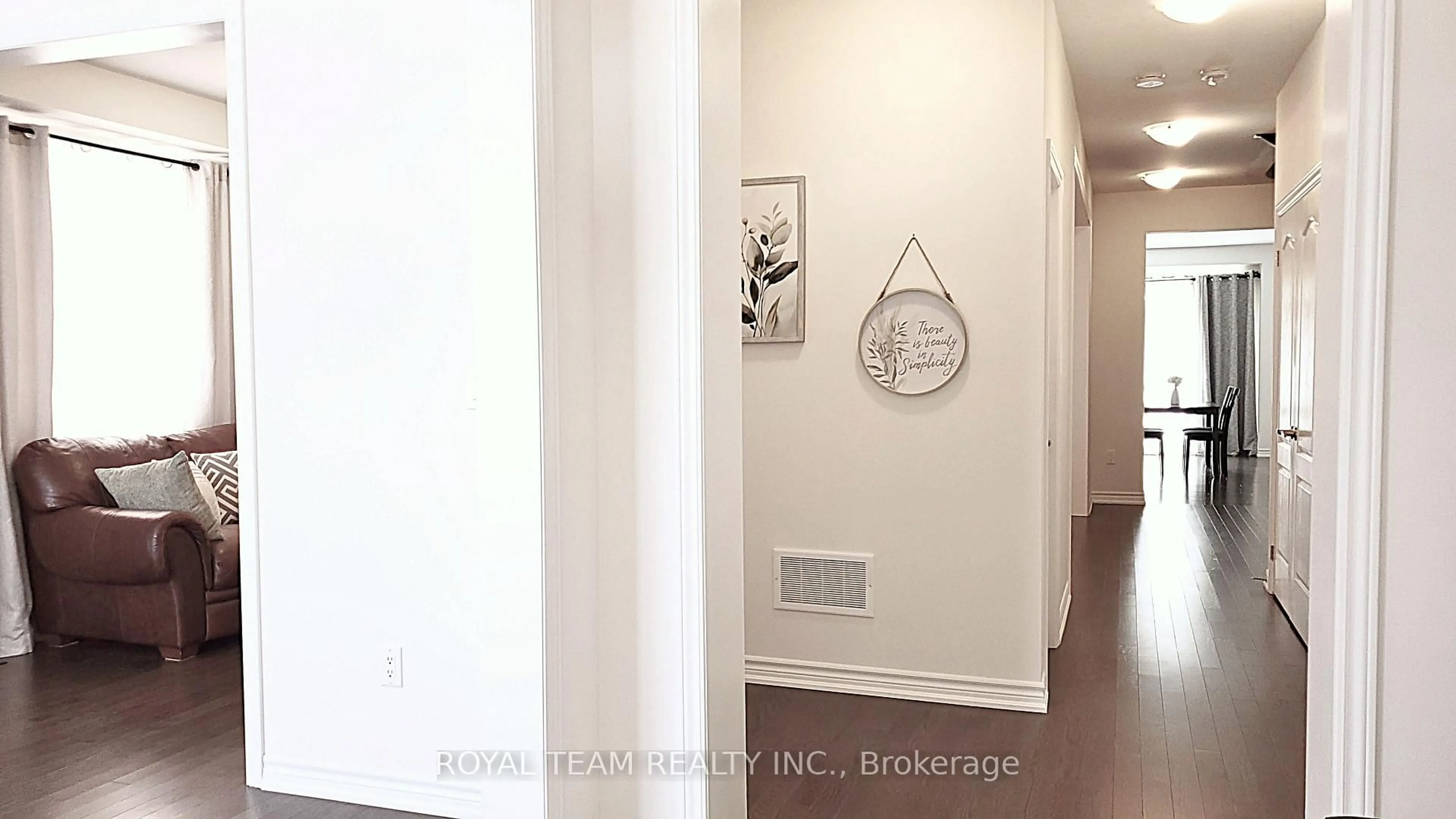 Indoor entryway for 251 Danny Wheeler Blvd, Georgina Ontario L4P 0J9