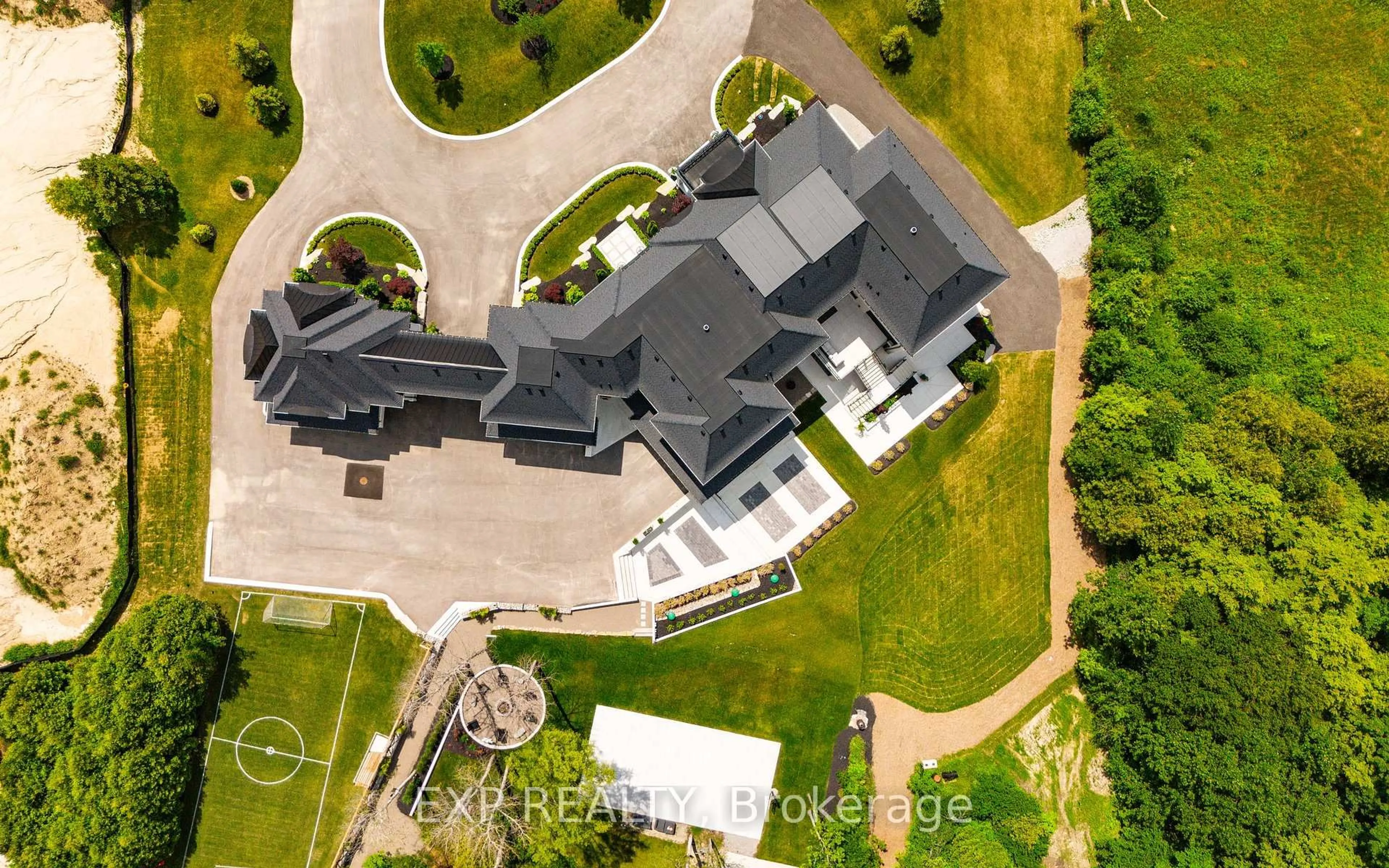 A pic from outside/outdoor area/front of a property/back of a property/a pic from drone, street for 39 Orlin Chappel Crt, King Ontario L7B 0P6