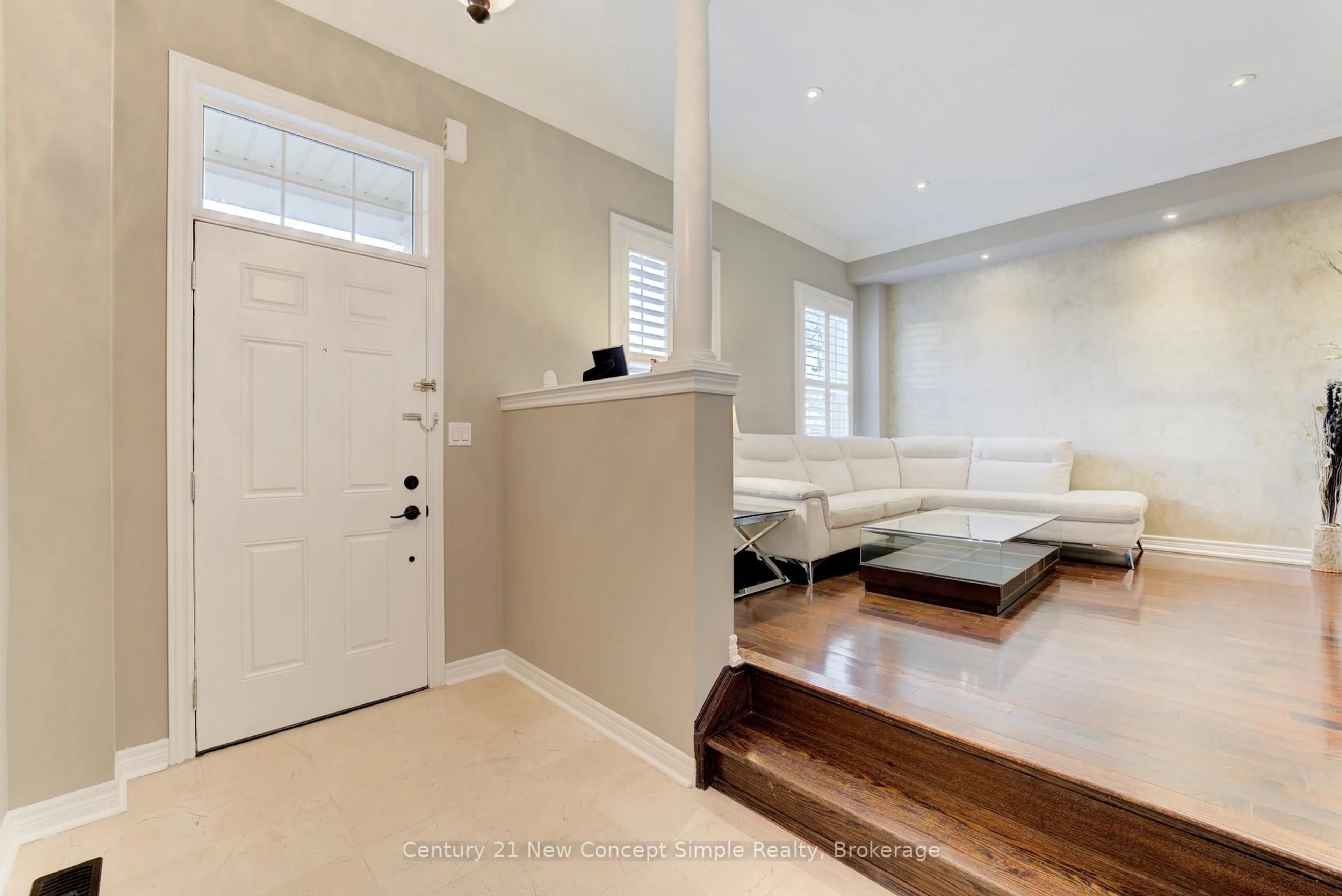 Indoor entryway for 10637 Woodbine Ave, Markham Ontario L6C 0C7