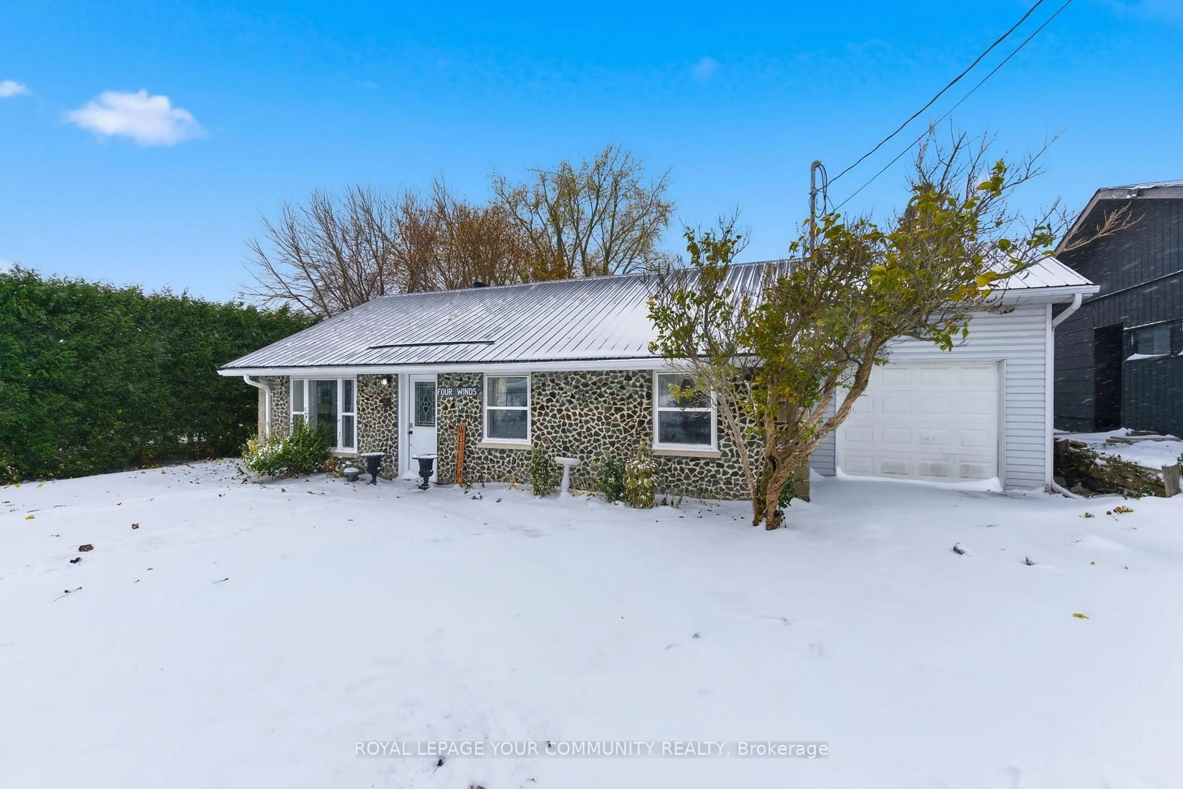 A pic from outside/outdoor area/front of a property/back of a property/a pic from drone, street for 24 Fairpark Lane, Georgina Ontario L0E 1N0